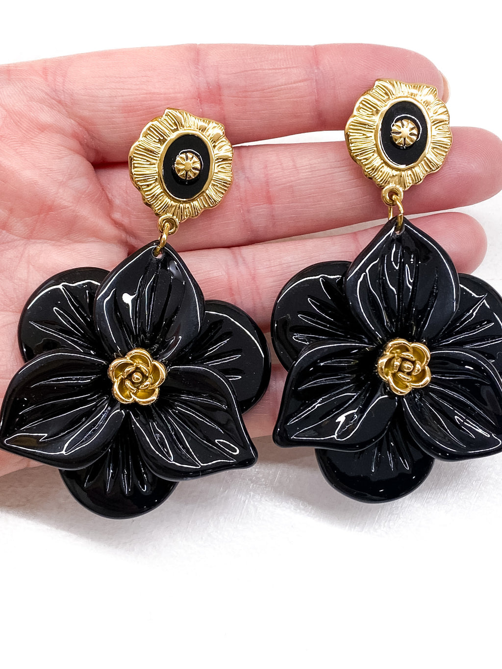 Boucles d’oreilles audacieuses avec fleur noire
