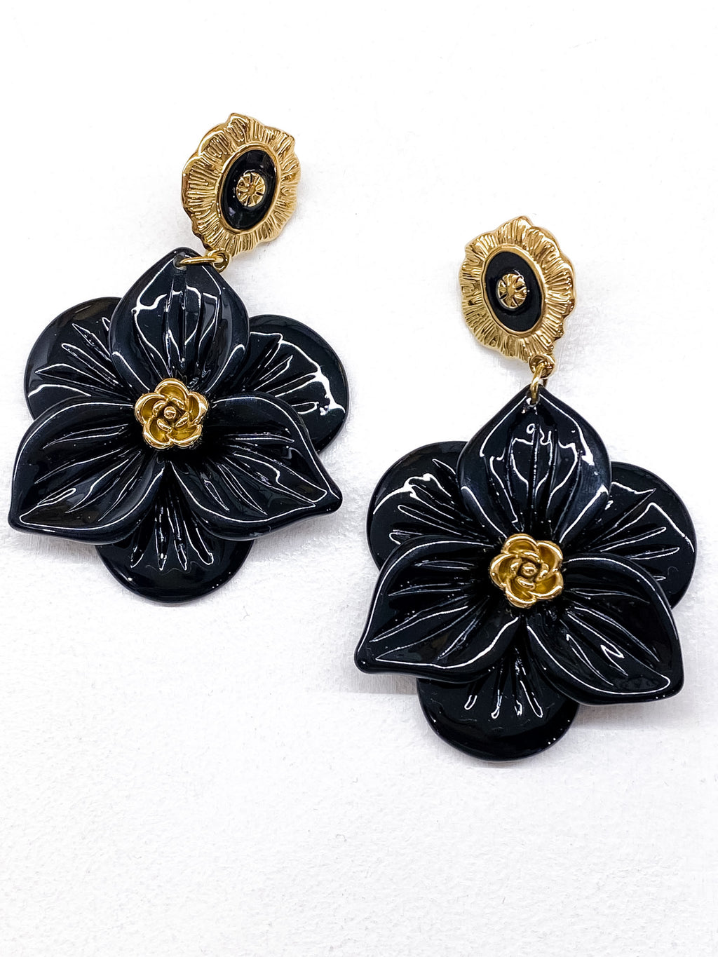 Boucles d’oreilles audacieuses avec fleur noire