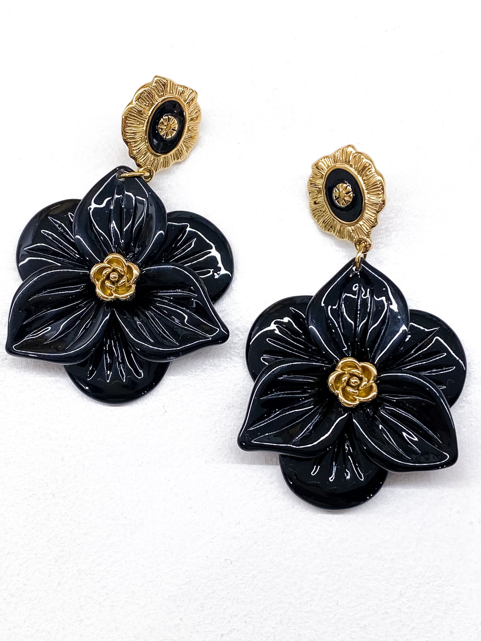 Boucles d’oreilles audacieuses avec fleur noire
