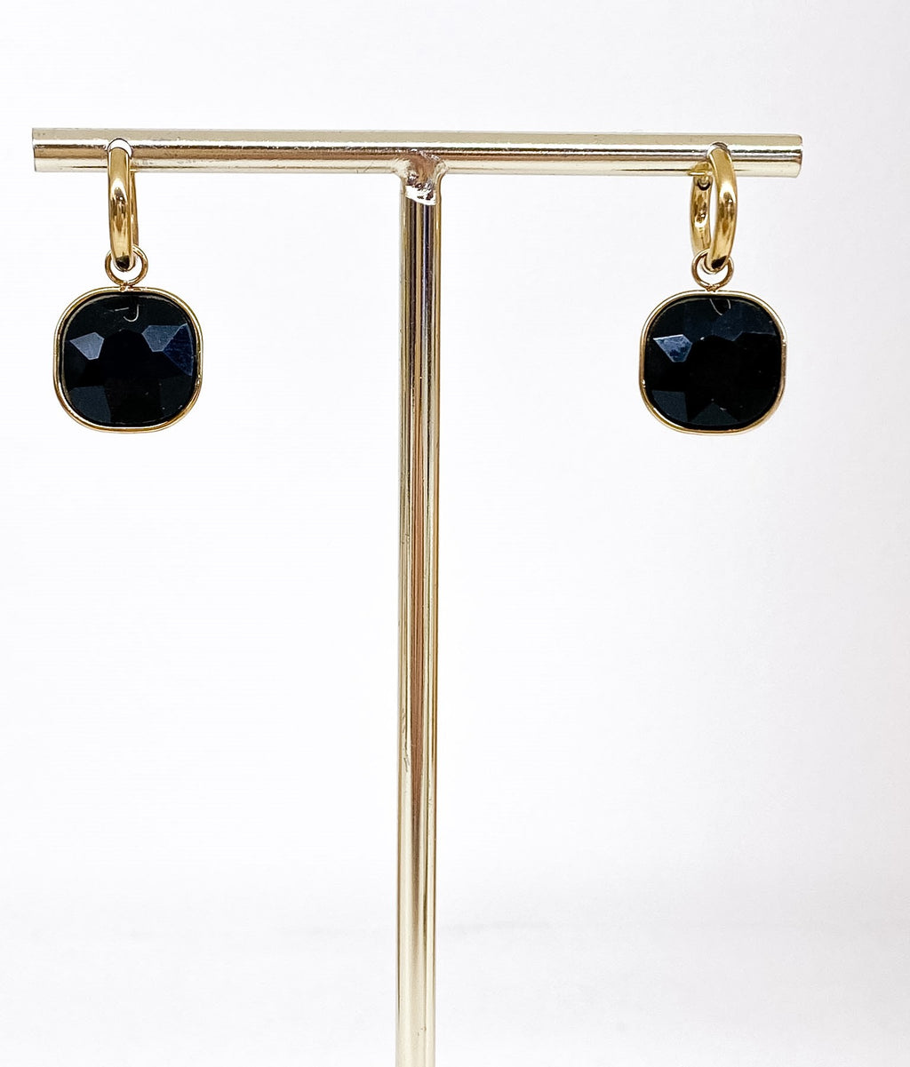 Créoles dorées avec pendentif carré en pâte de verre