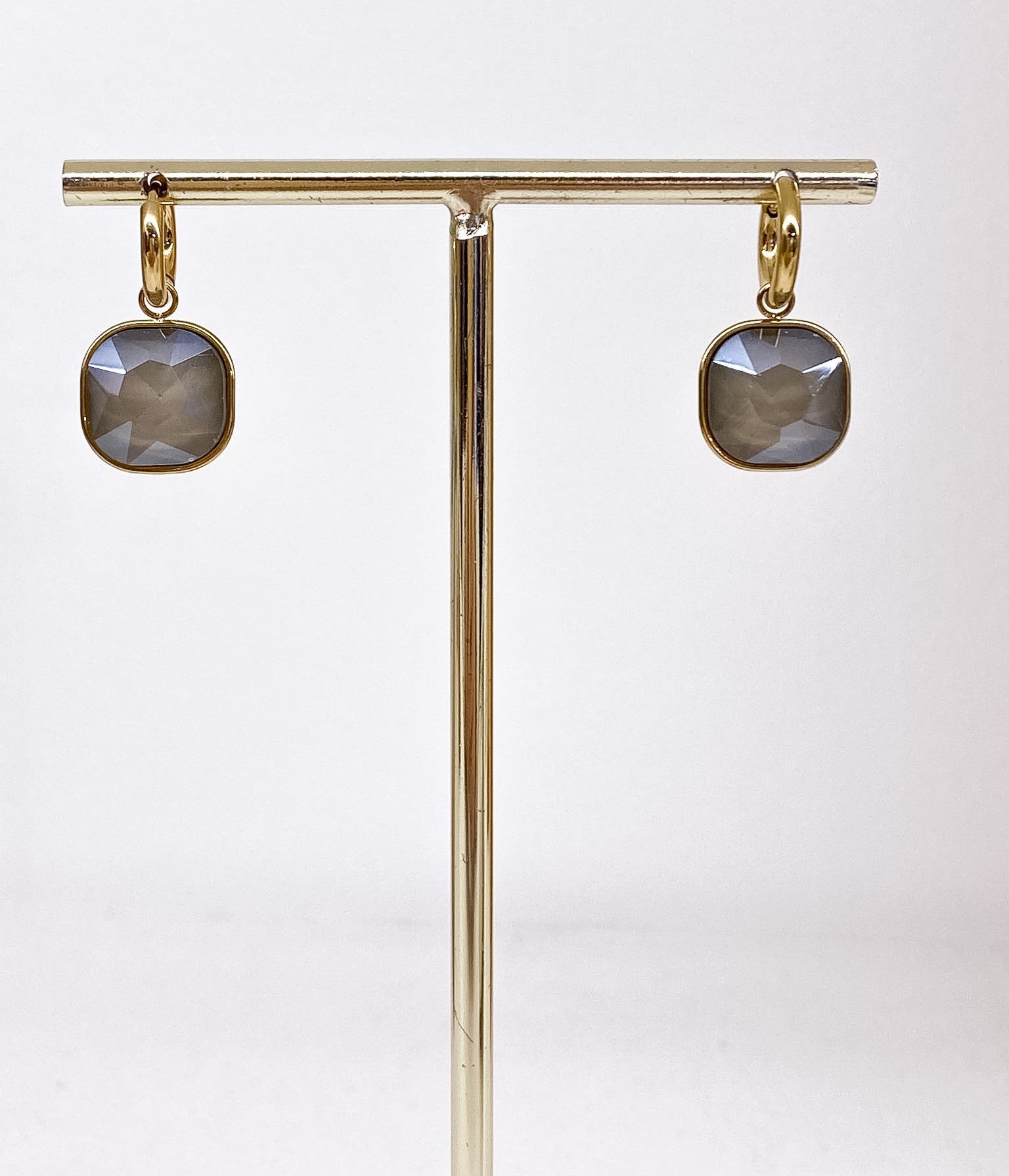 Créoles dorées avec pendentif carré en pâte de verre