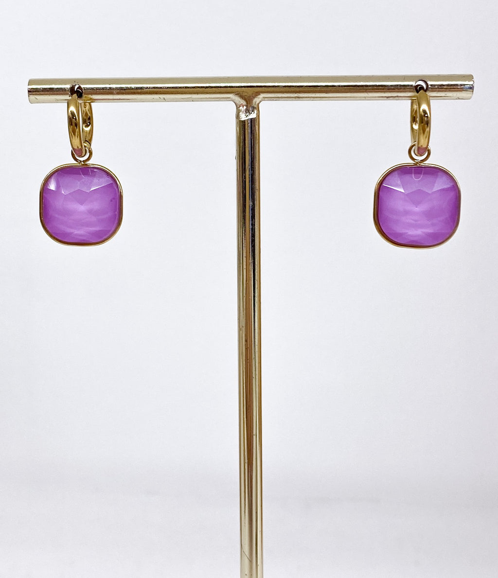 Créoles dorées avec pendentif carré en pâte de verre