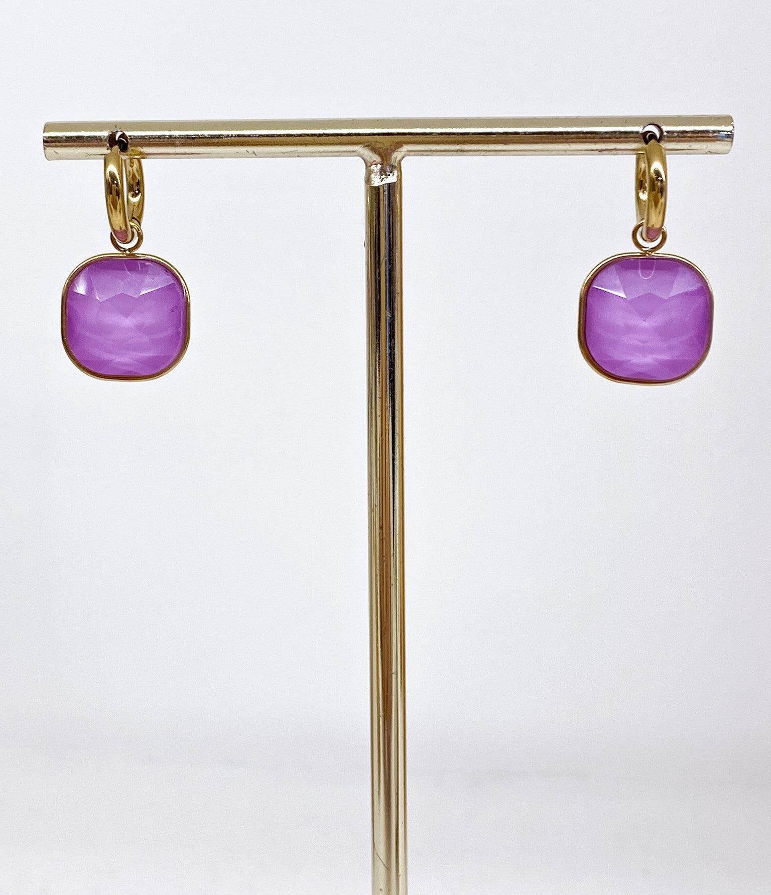 Créoles dorées avec pendentif carré en pâte de verre