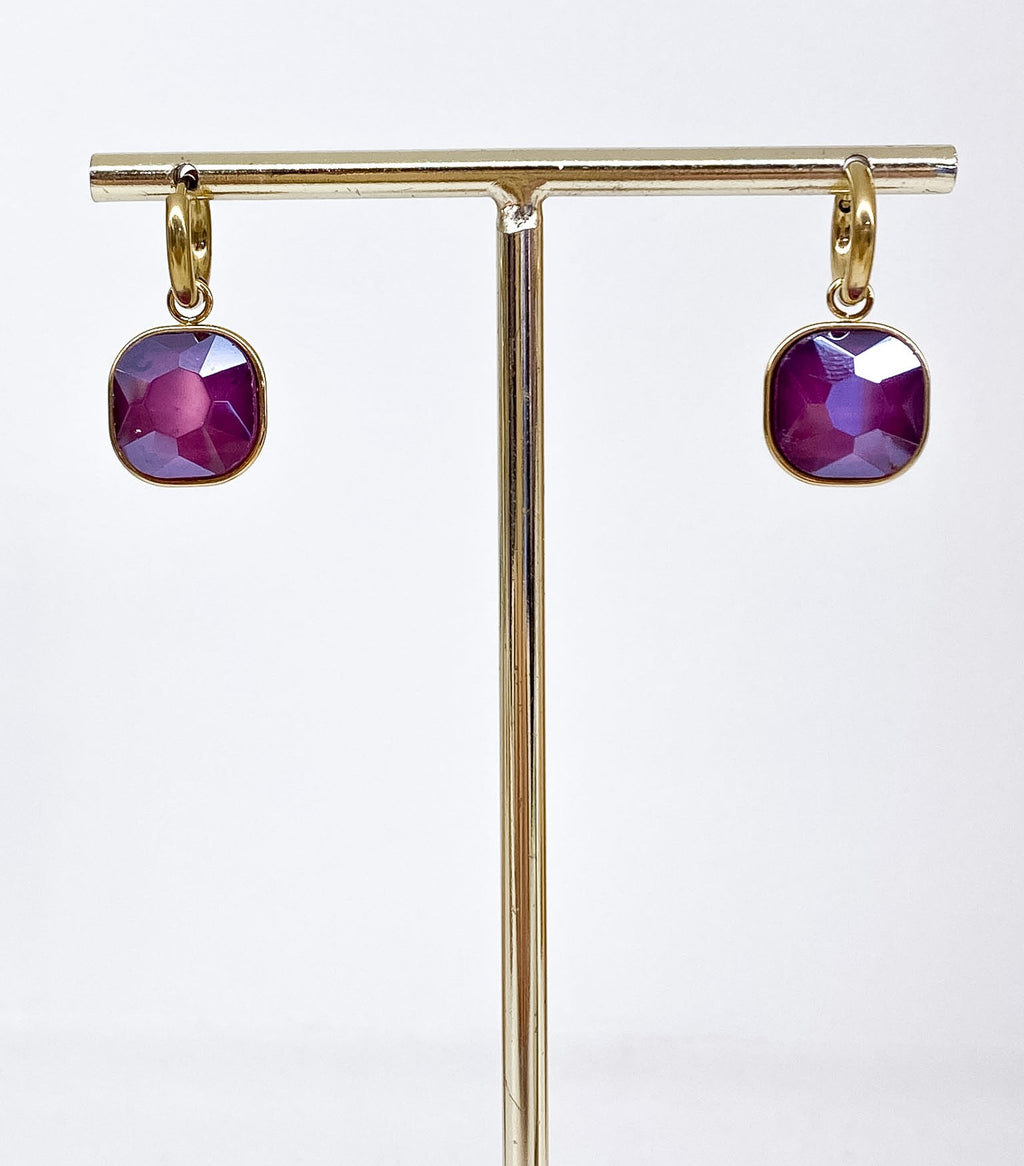 Créoles dorées avec pendentif carré en pâte de verre