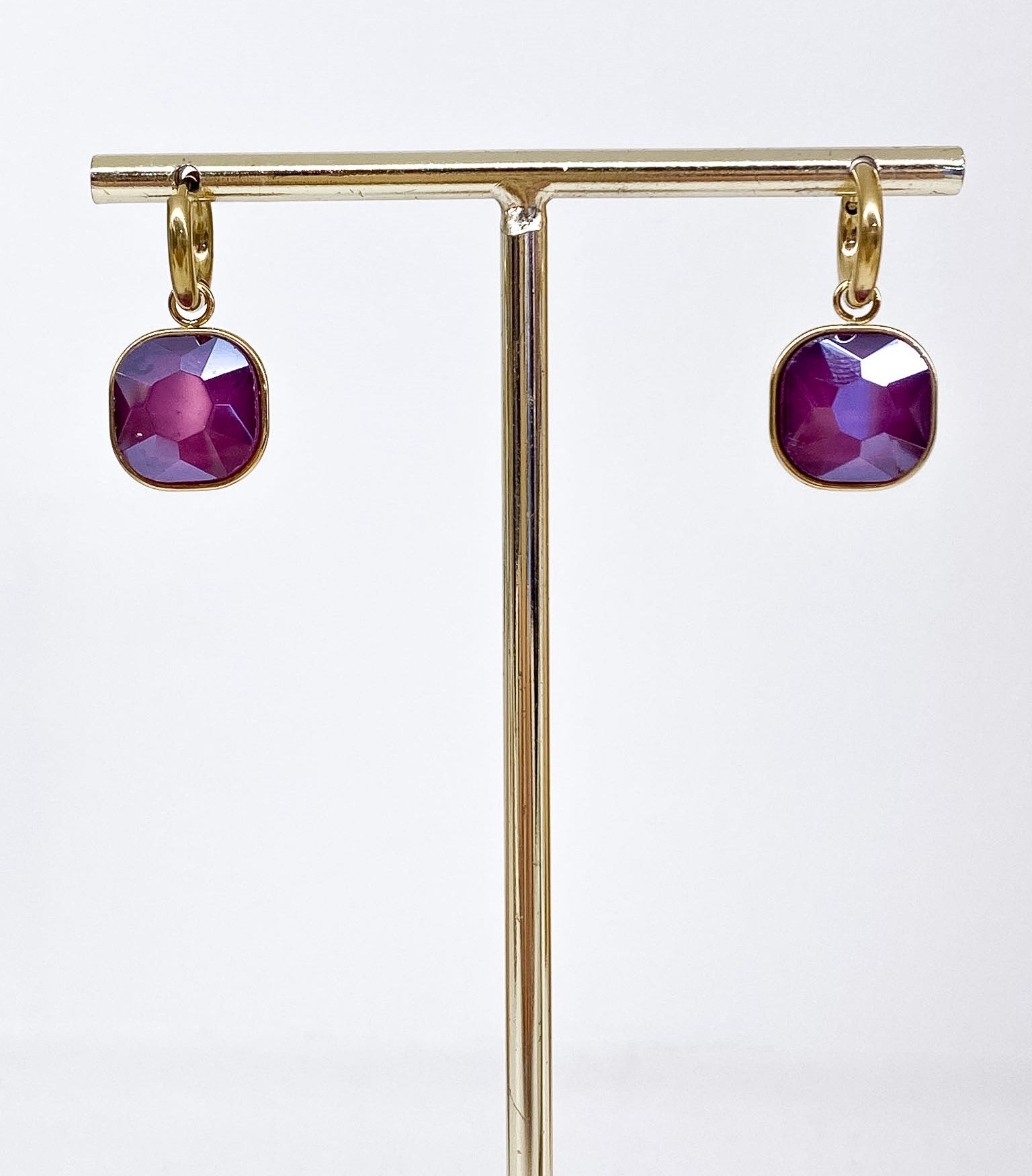 Créoles dorées avec pendentif carré en pâte de verre