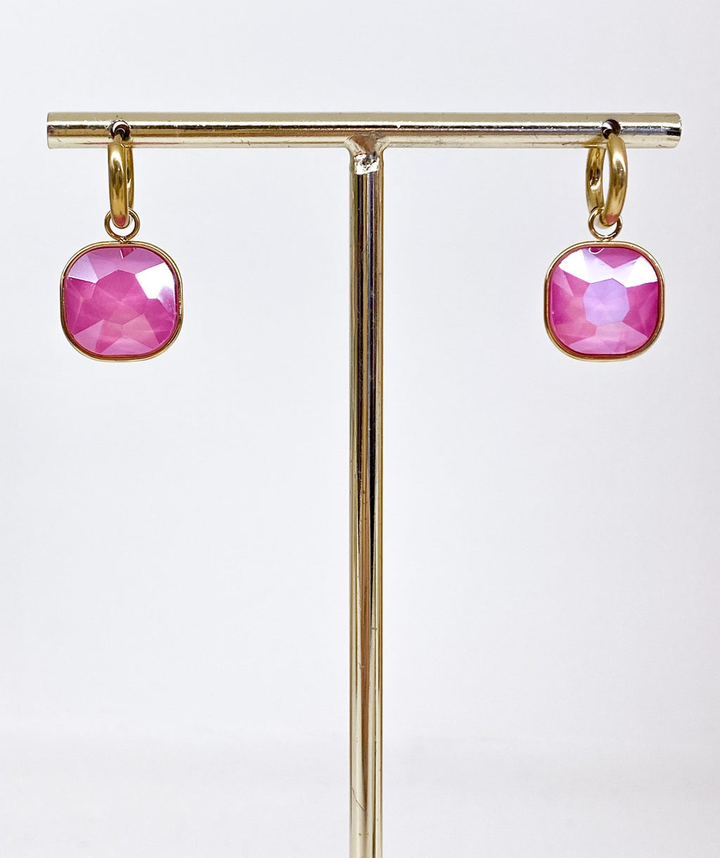 Créoles dorées avec pendentif carré en pâte de verre