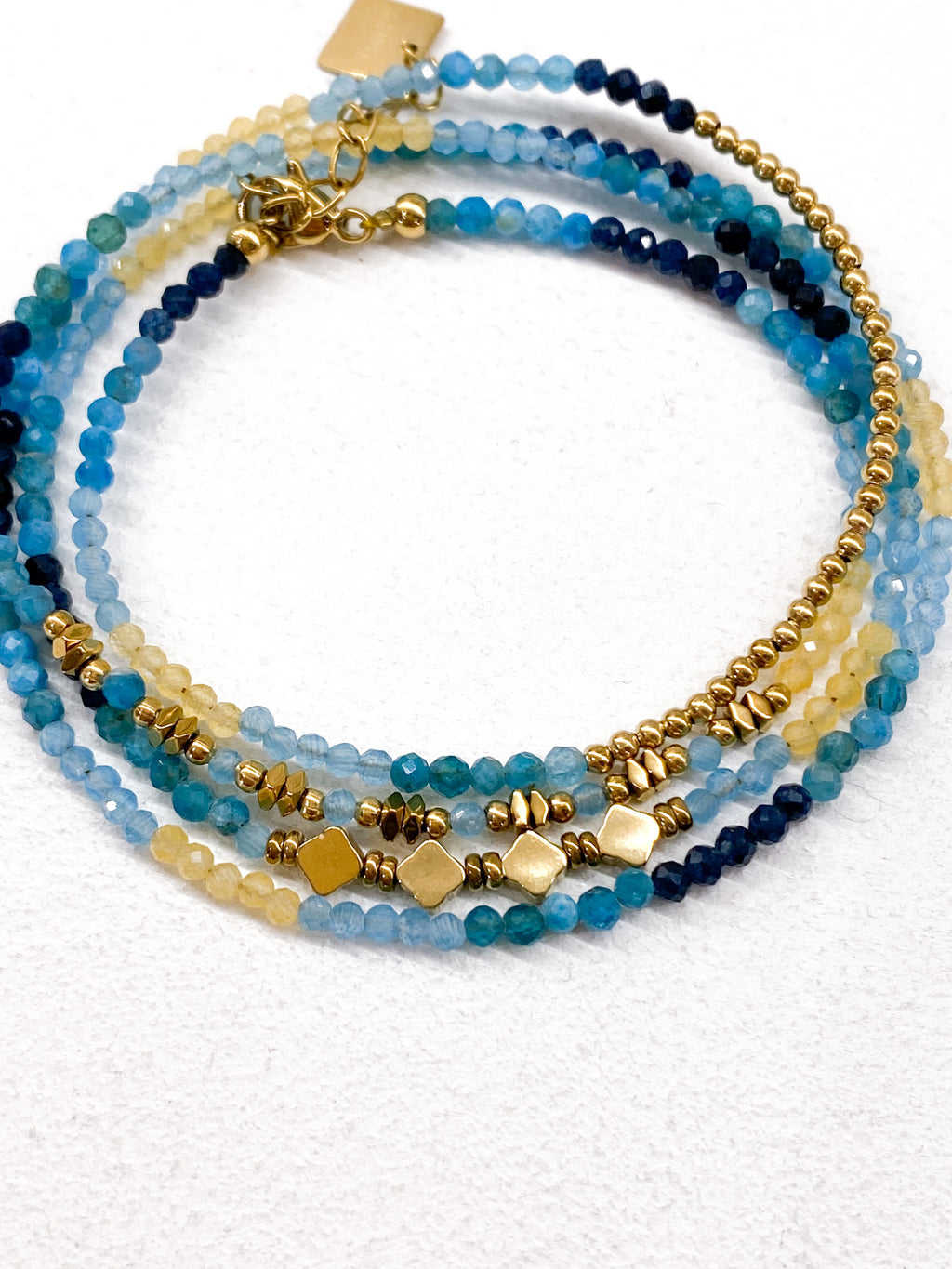 Bracelet à 4 rangs avec détails géométriques en acier inoxydable doré