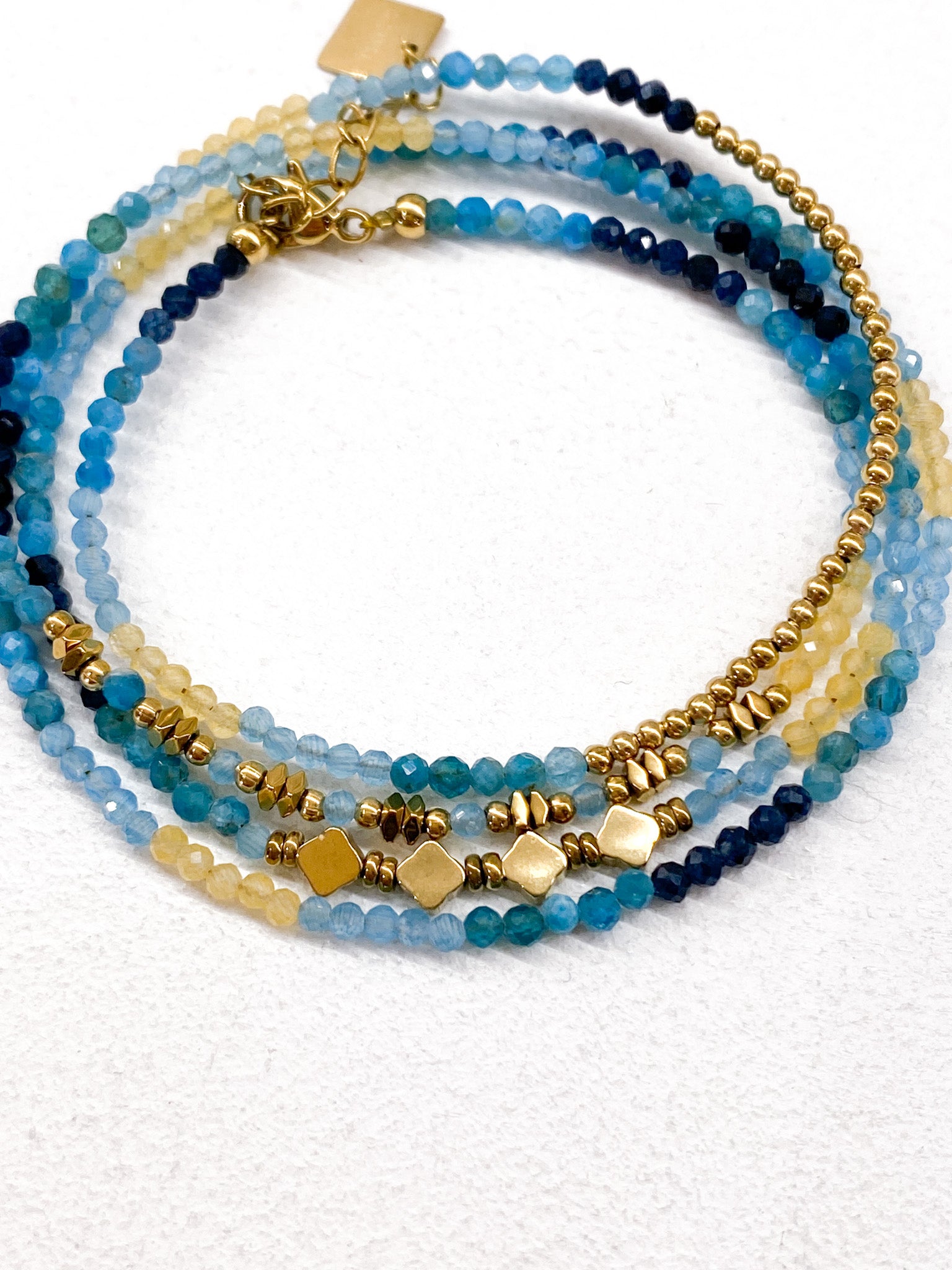 Bracelet à 4 rangs avec détails géométriques en acier inoxydable doré