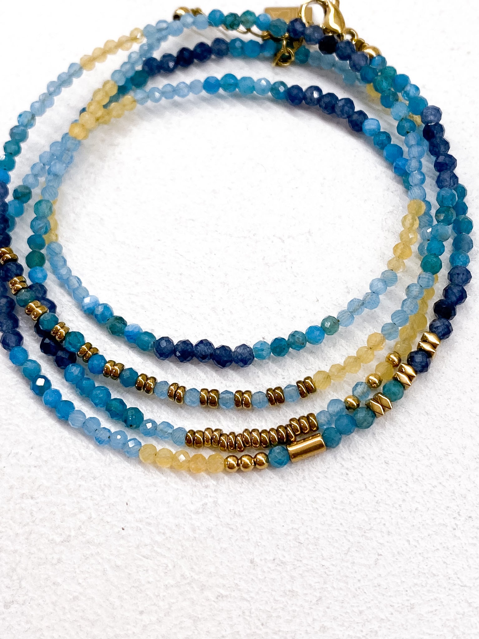 Bracelet minimaliste doré à quatre rangs en plusieurs couleurs