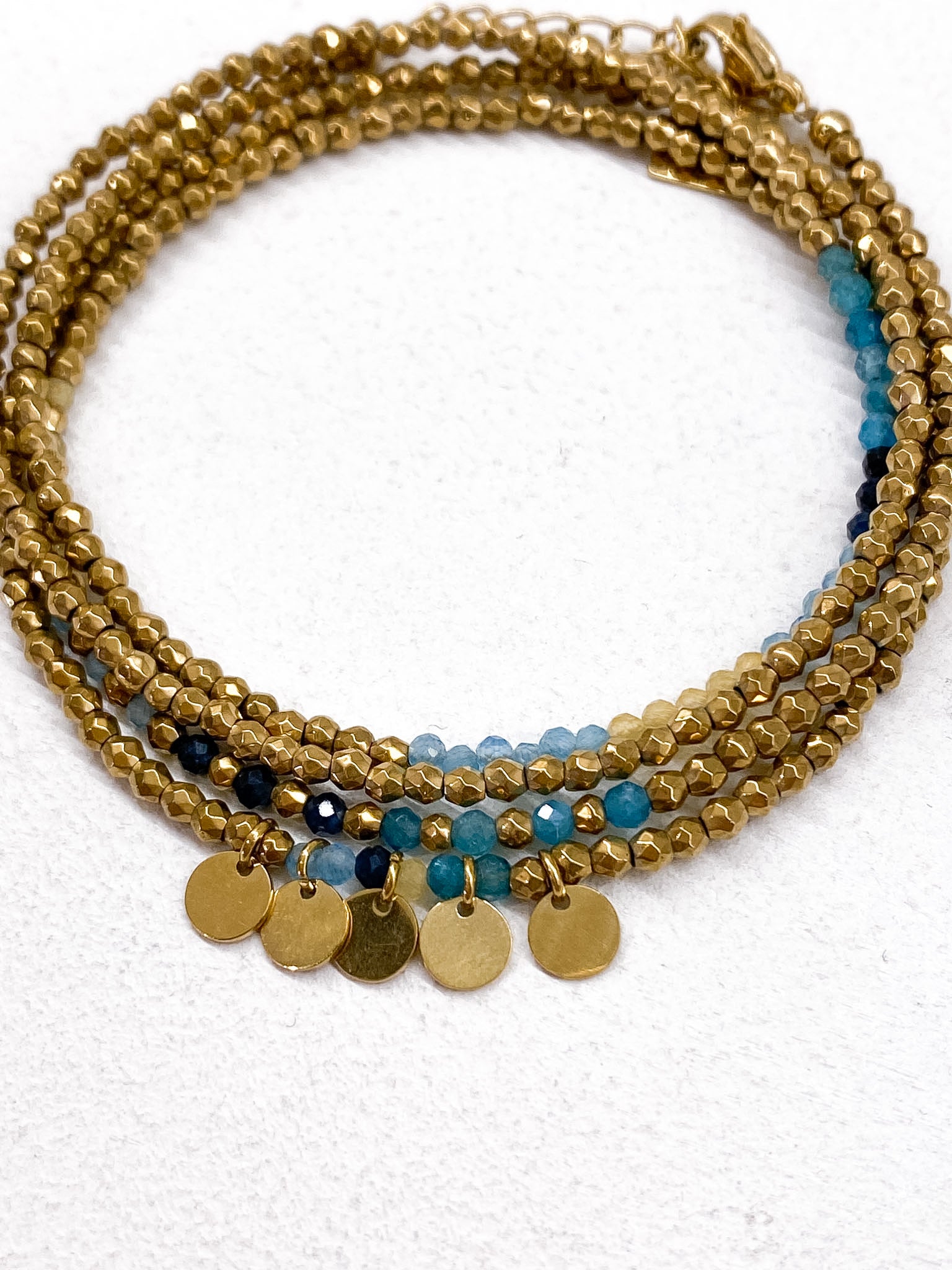 Bracelet doré multi-rangs avec pampilles et pierres naturelles discrètes