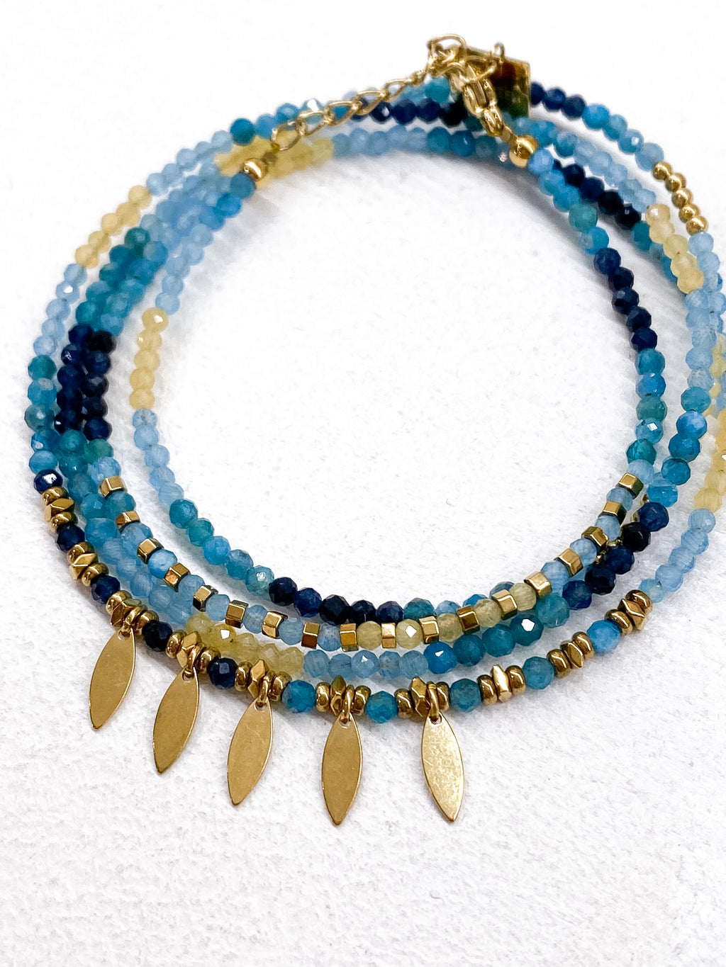 Bracelet multi-tour à pendentifs feuilles dorées et pierres naturelles