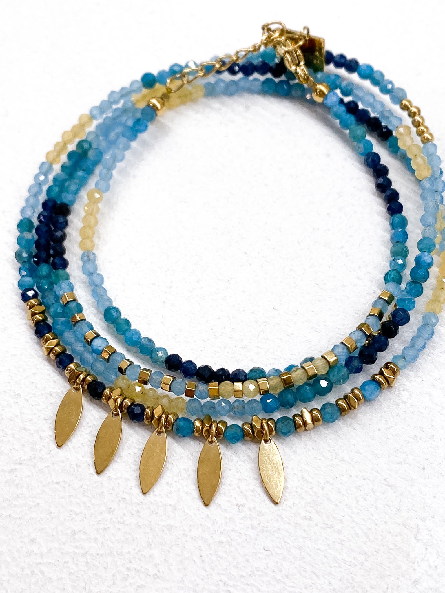 Bracelet multi-tour à pendentifs feuilles dorées et pierres naturelles