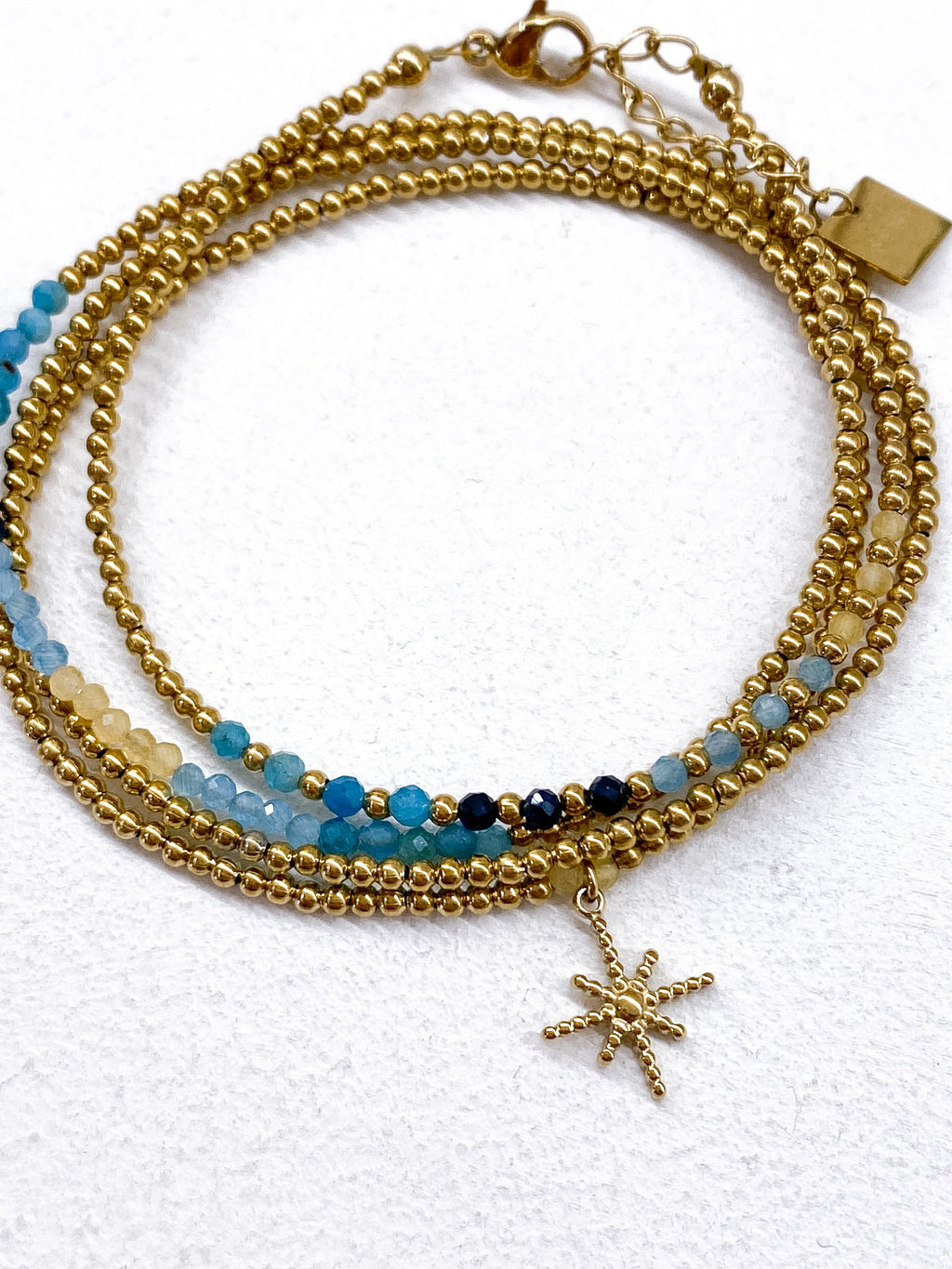 Bracelet étoile dorée et perles à 4 tours en plusieurs couleurs