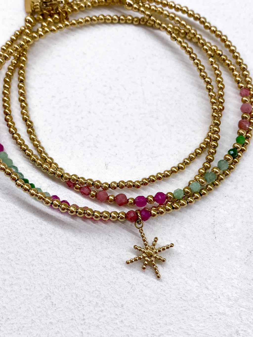 Bracelet étoile dorée et perles à 4 tours en plusieurs couleurs