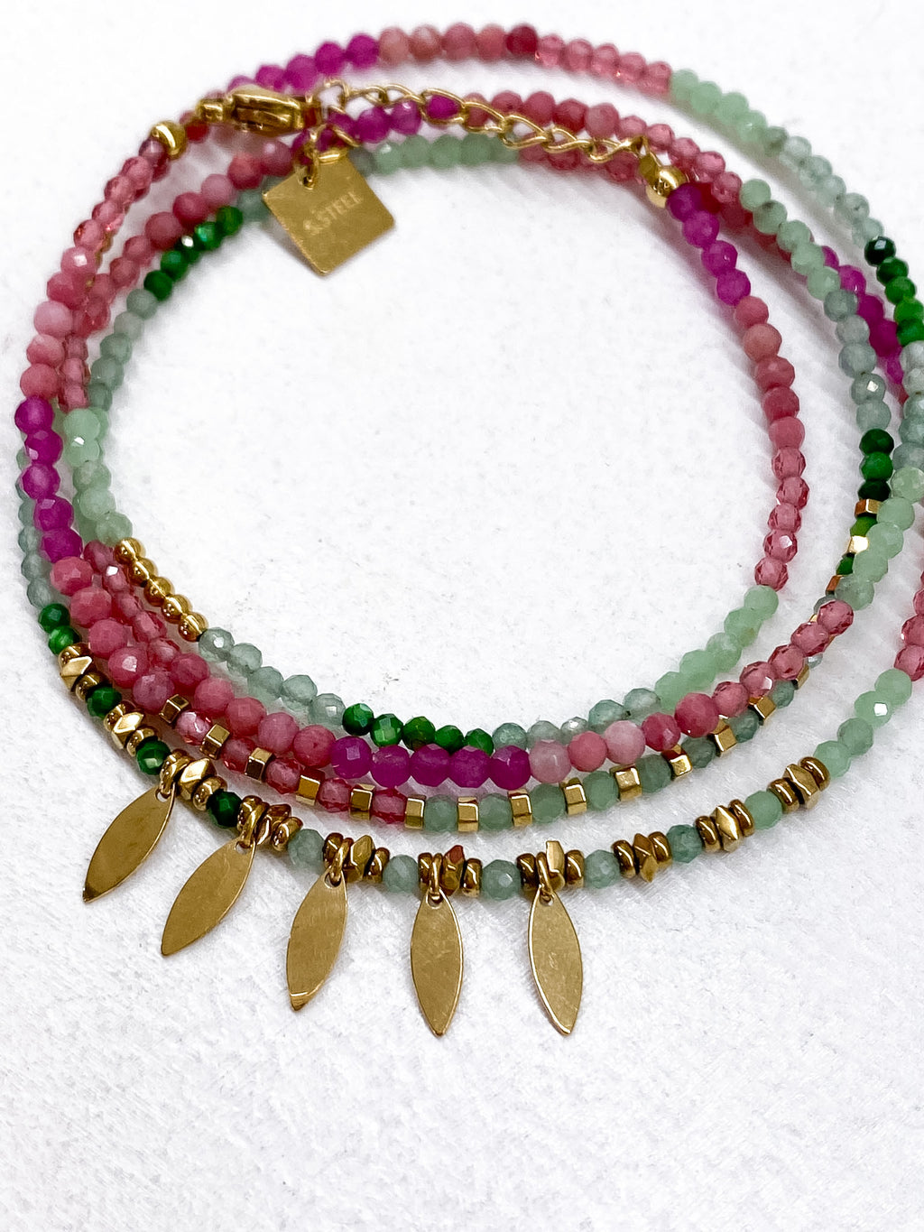 Bracelet multi-tour à pendentifs feuilles dorées et pierres naturelles