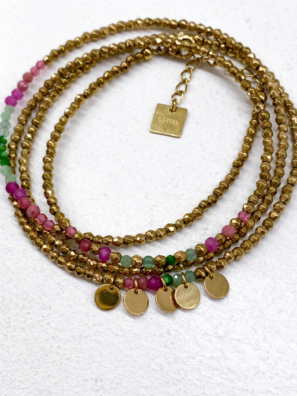 Bracelet doré multi-rangs avec pampilles et pierres naturelles discrètes