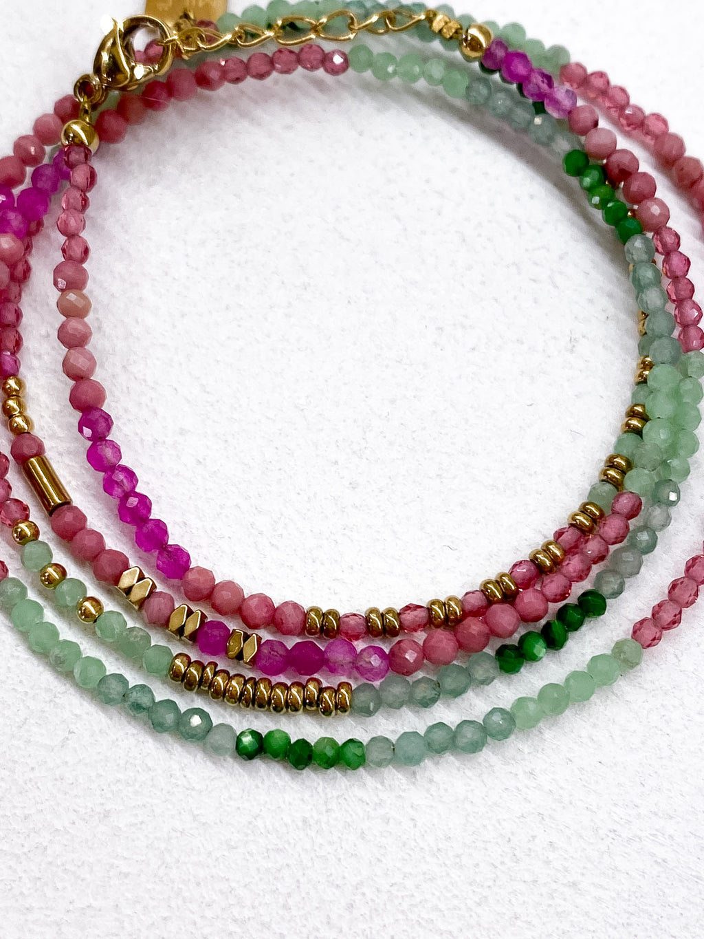 Bracelet minimaliste doré à quatre rangs en plusieurs couleurs