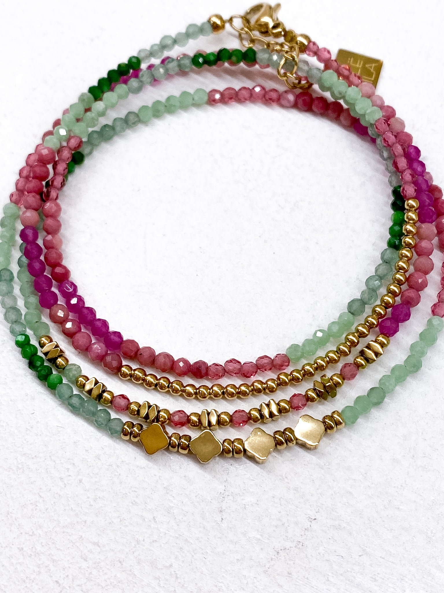 Bracelet à 4 rangs avec détails géométriques en acier inoxydable doré