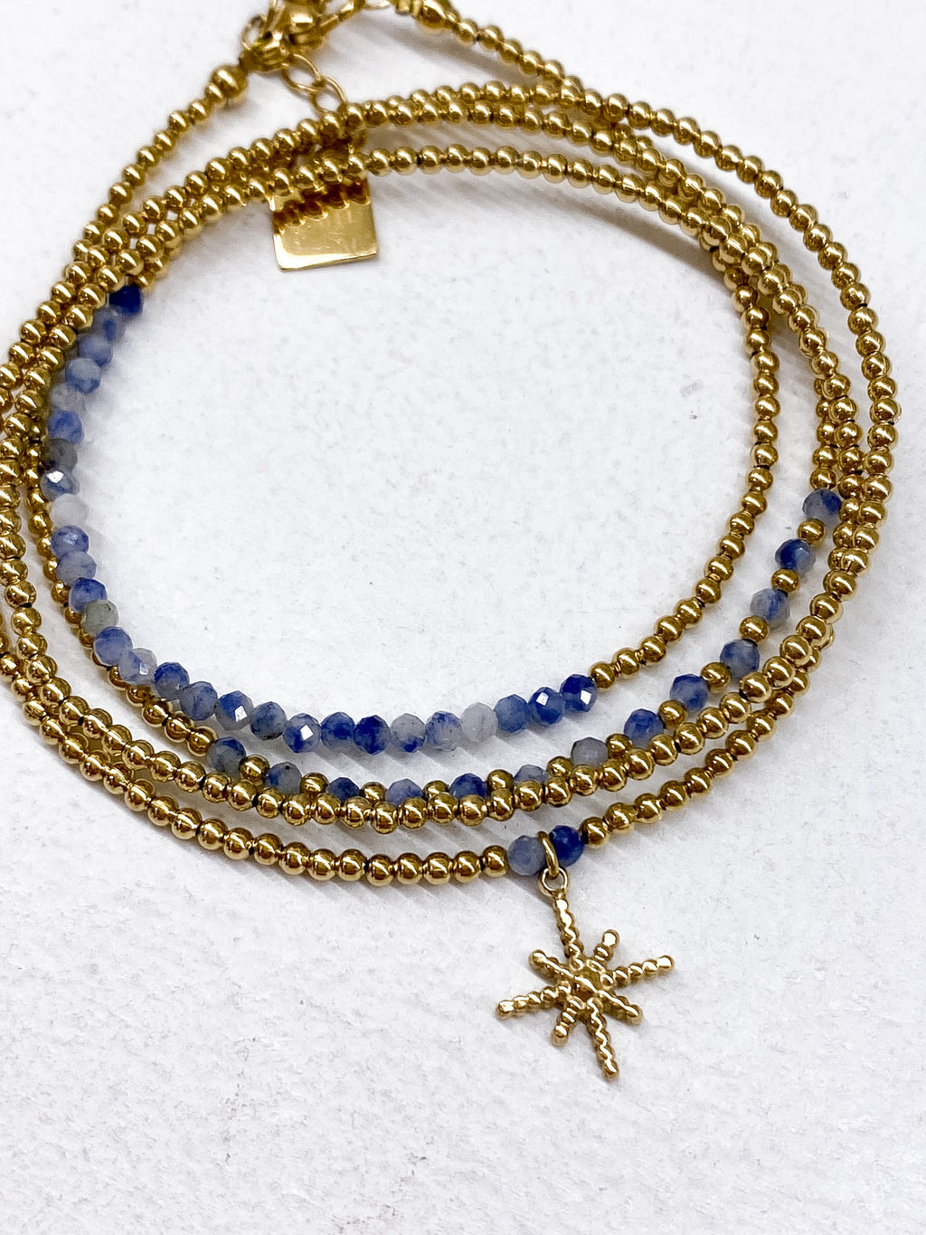 Bracelet étoile dorée et perles à 4 tours en plusieurs couleurs