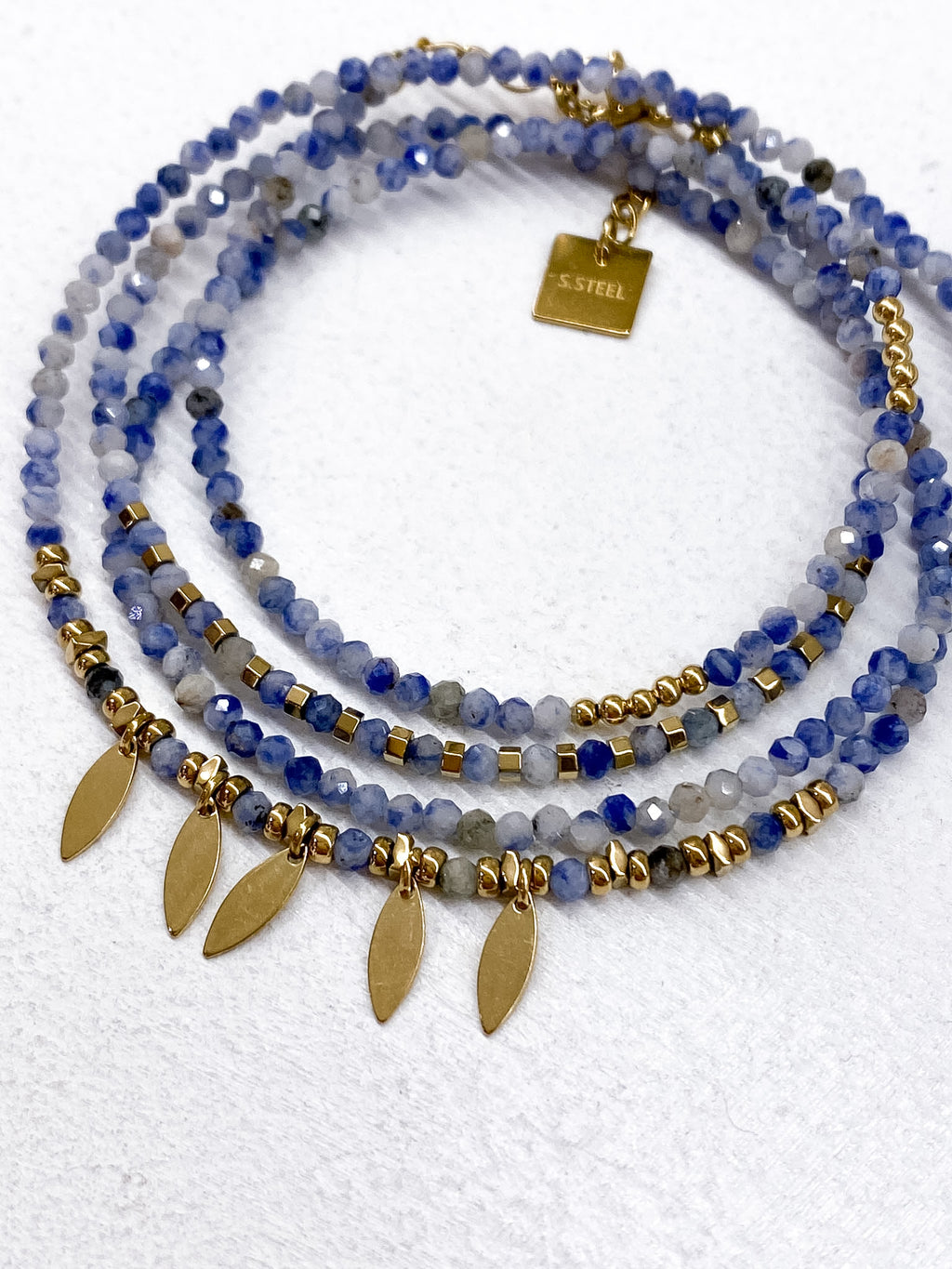 Bracelet multi-tour à pendentifs feuilles dorées et pierres naturelles
