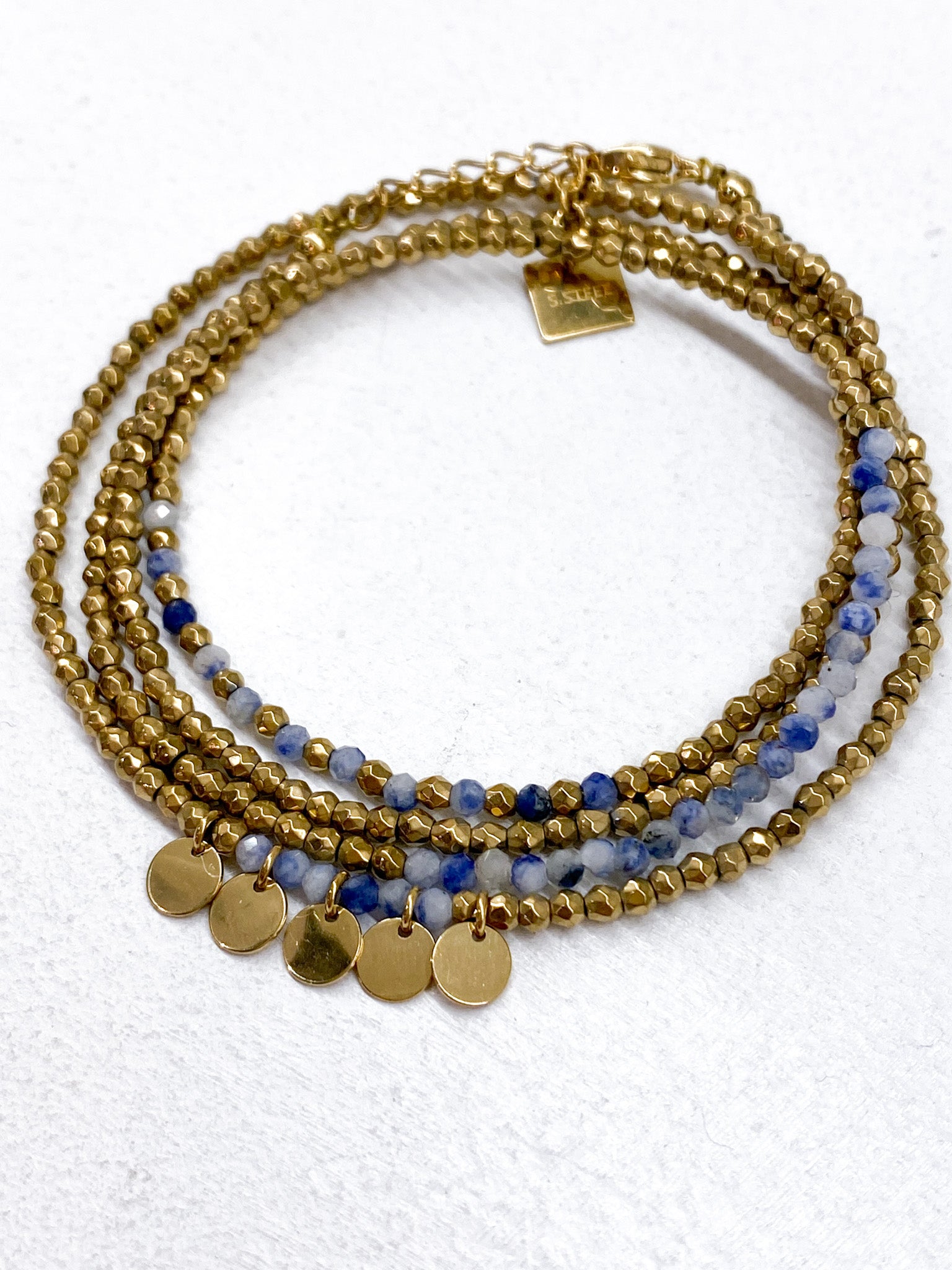Bracelet doré multi-rangs avec pampilles et pierres naturelles discrètes