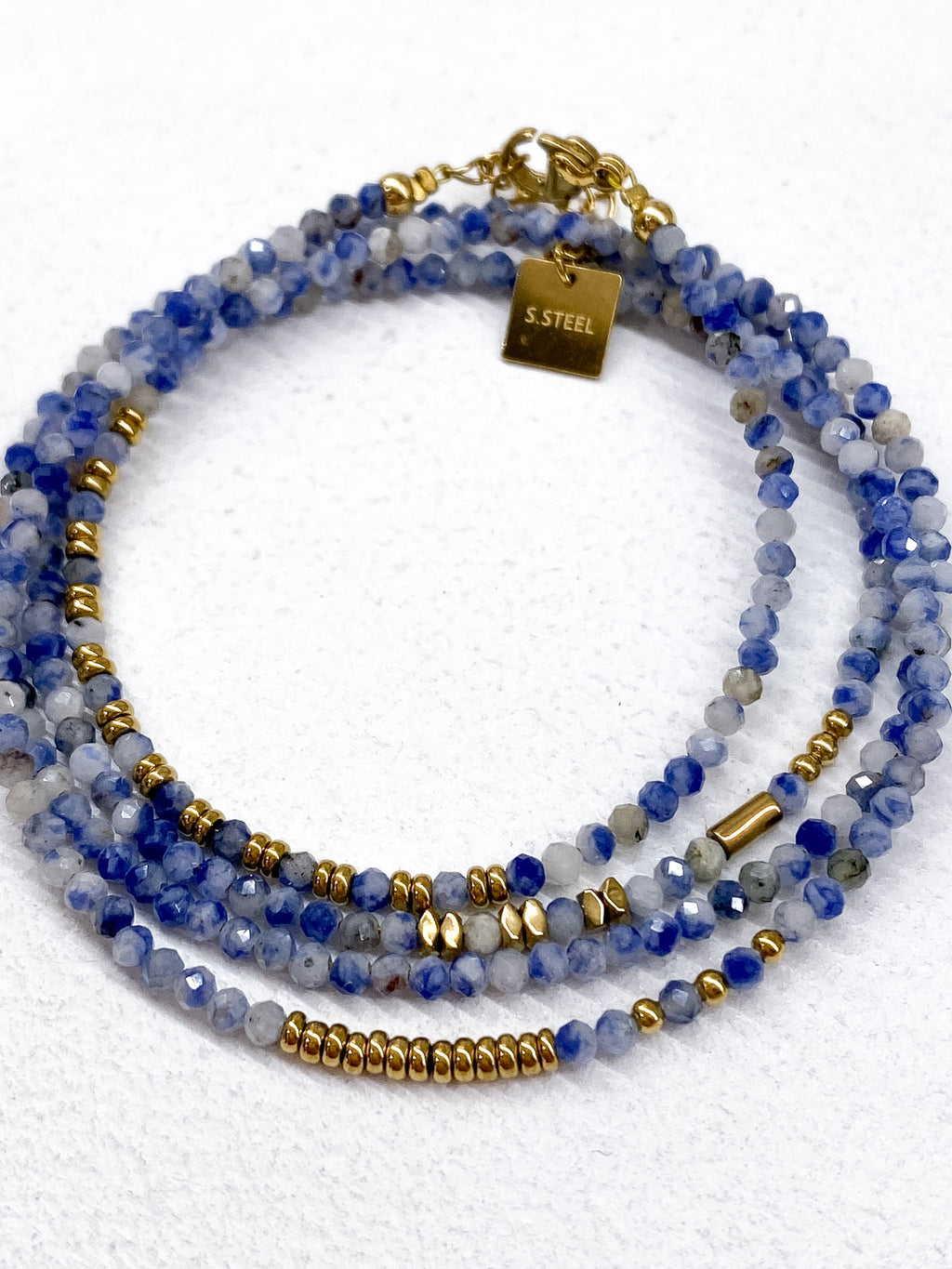 Bracelet minimaliste doré à quatre rangs en plusieurs couleurs