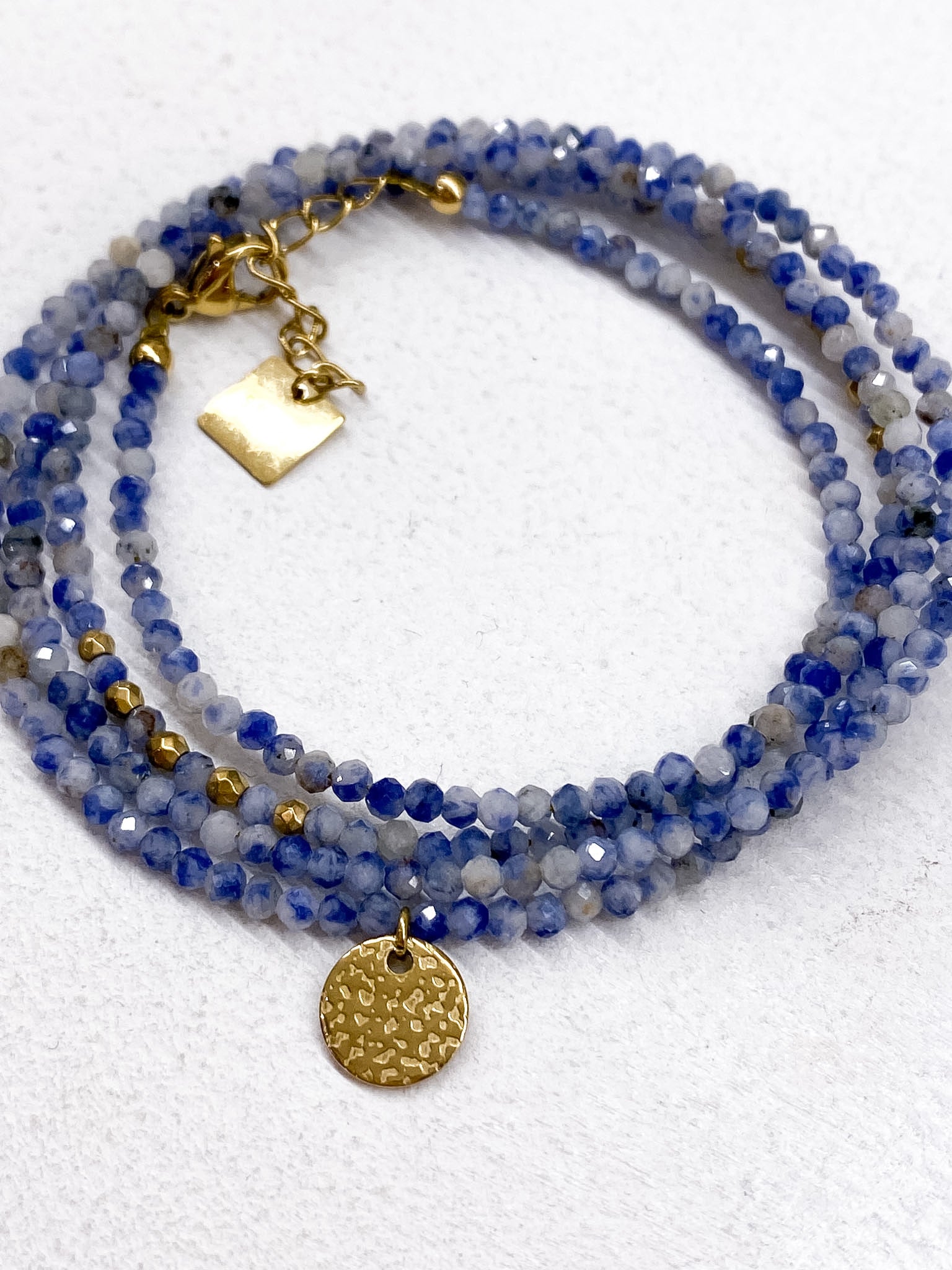 Bracelet multi-tour avec médaillon en acier inoxydable