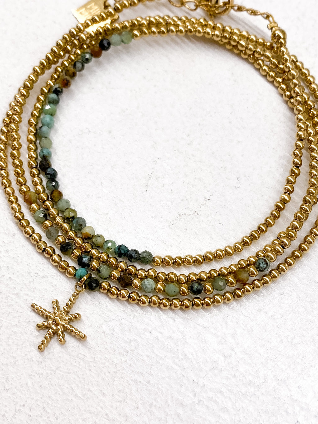 Bracelet étoile dorée et perles à 4 tours en plusieurs couleurs