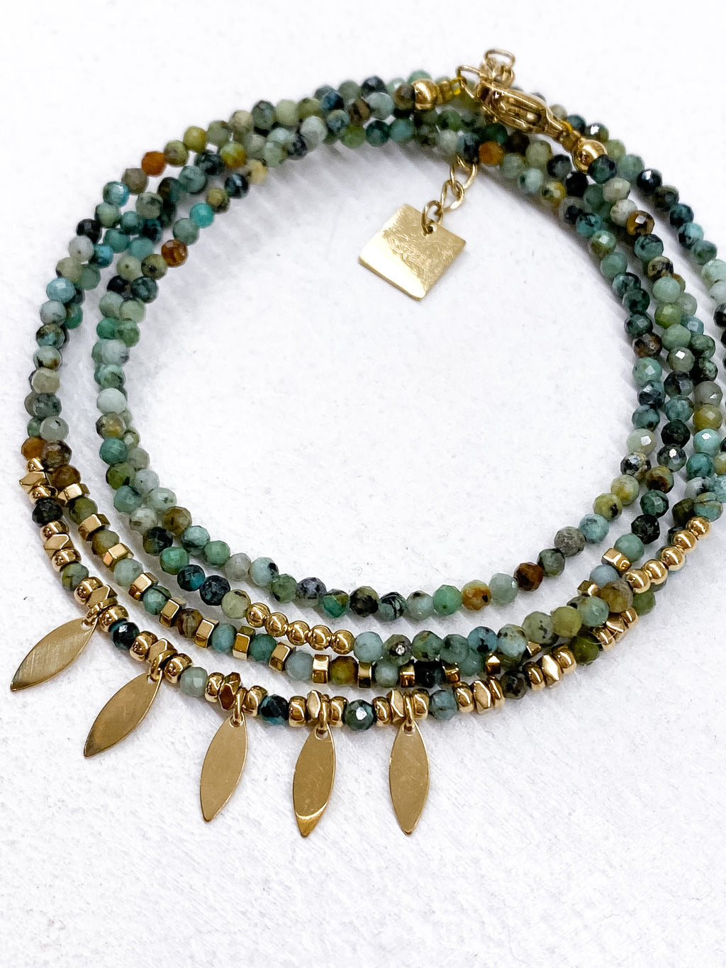 Bracelet multi-tour à pendentifs feuilles dorées et pierres naturelles
