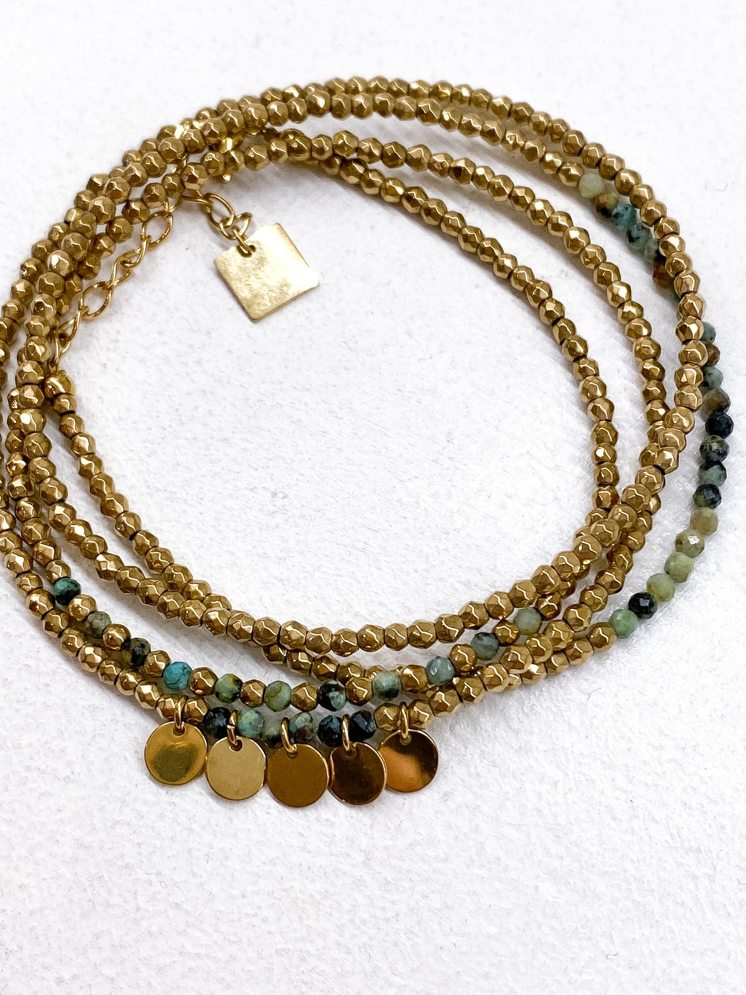 Bracelet doré multi-rangs avec pampilles et pierres naturelles discrètes