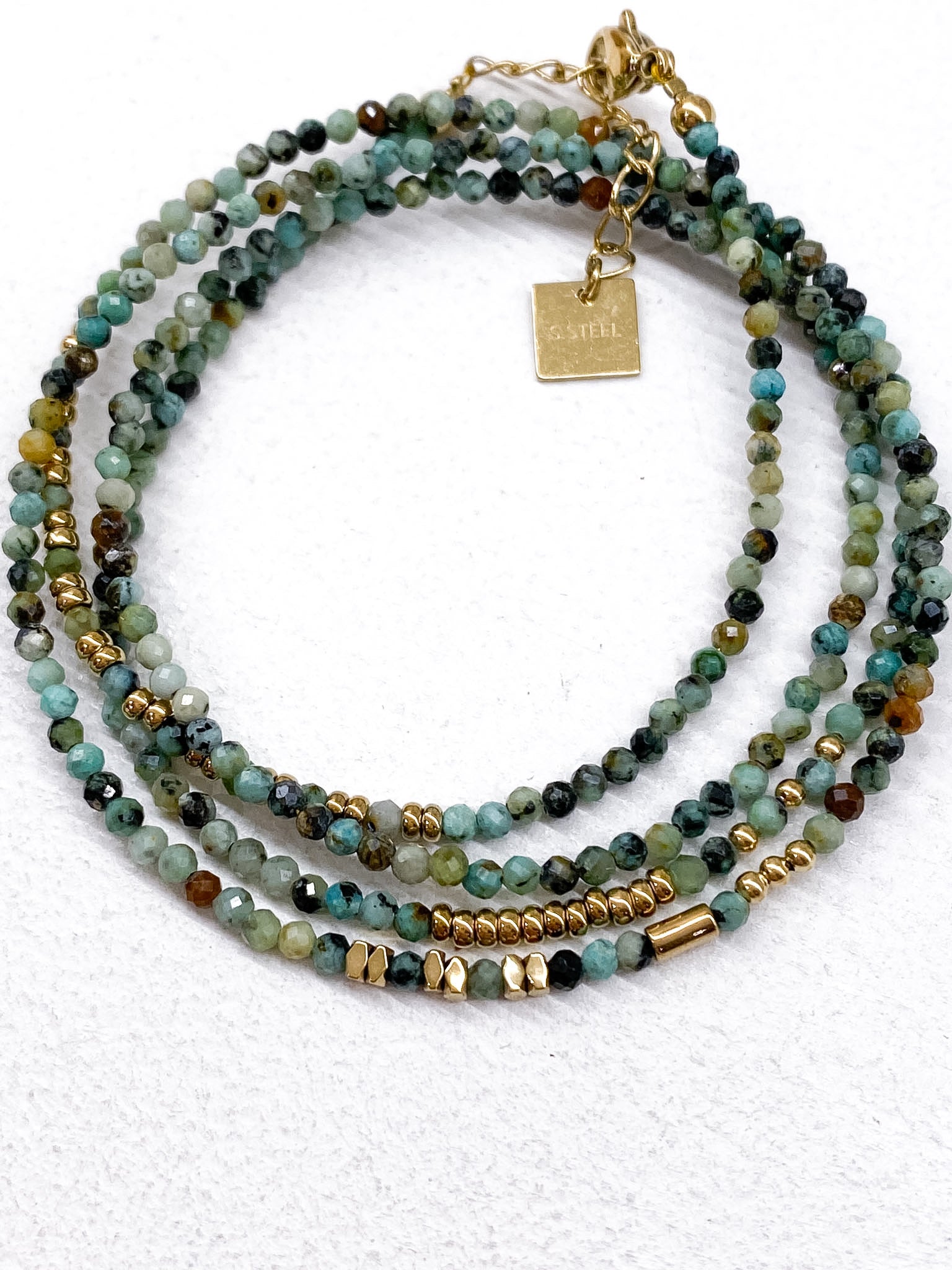 Bracelet minimaliste doré à quatre rangs en plusieurs couleurs