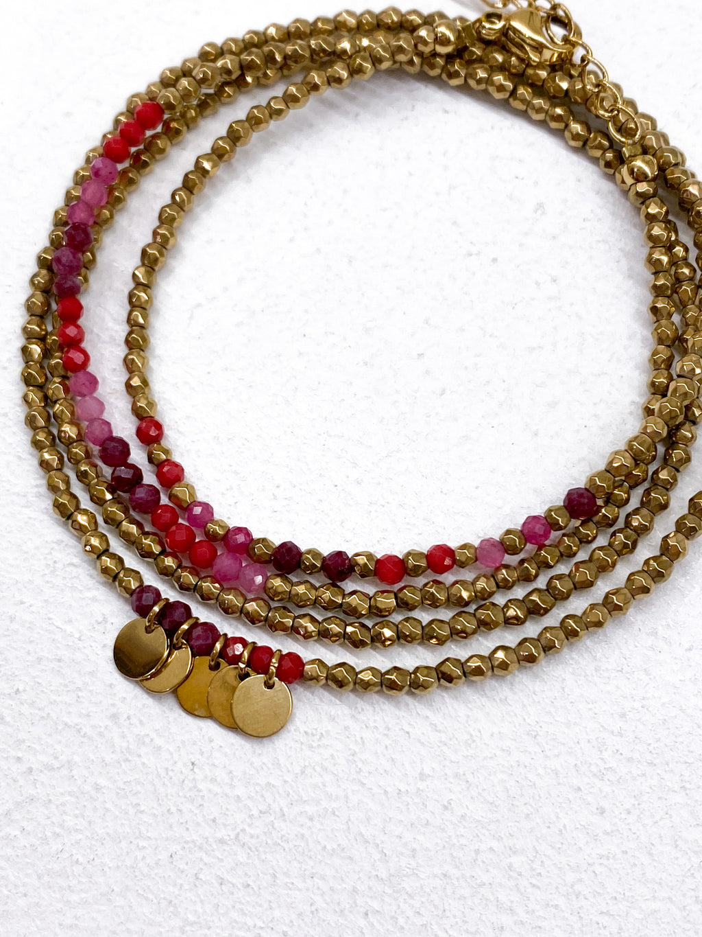 Bracelet doré multi-rangs avec pampilles et pierres naturelles discrètes