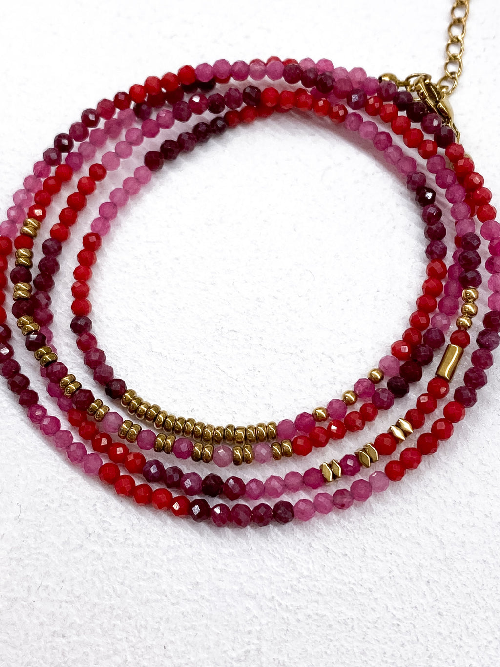 Bracelet minimaliste doré à quatre rangs en plusieurs couleurs