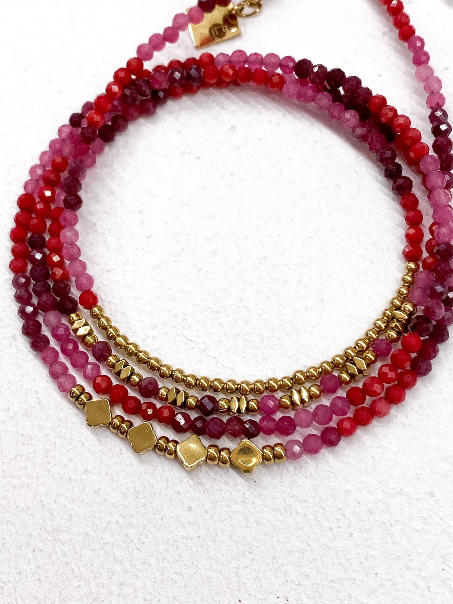 Bracelet à 4 rangs avec détails géométriques en acier inoxydable doré