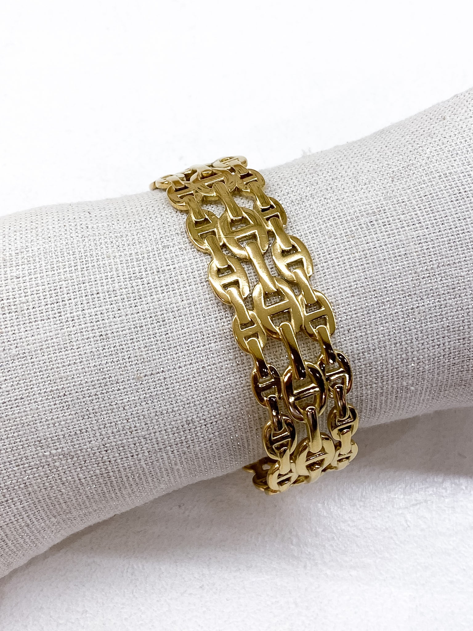 Bracelet jonc large doré avec motif chaîne