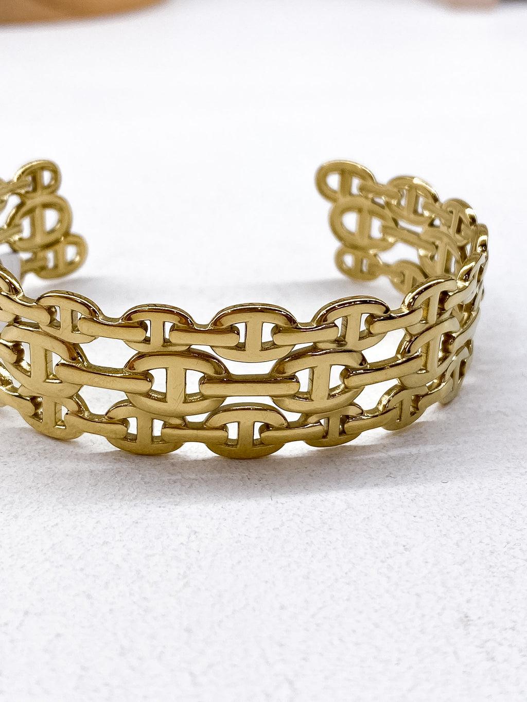 Bracelet jonc large doré avec motif chaîne