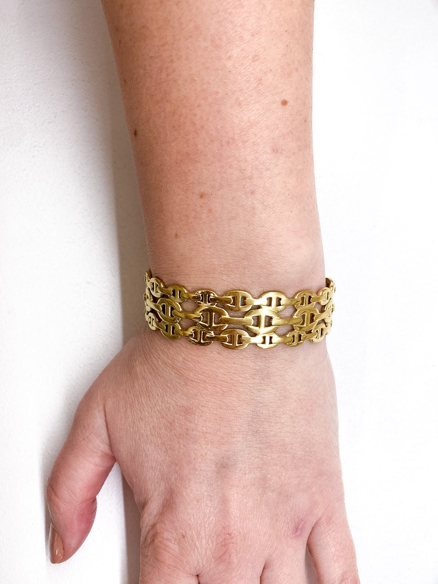 Bracelet jonc large doré avec motif chaîne