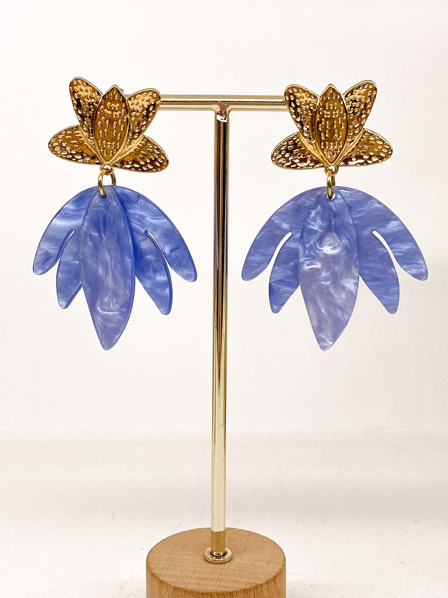 Boucles d’oreilles dorées martelées et pétales acétate