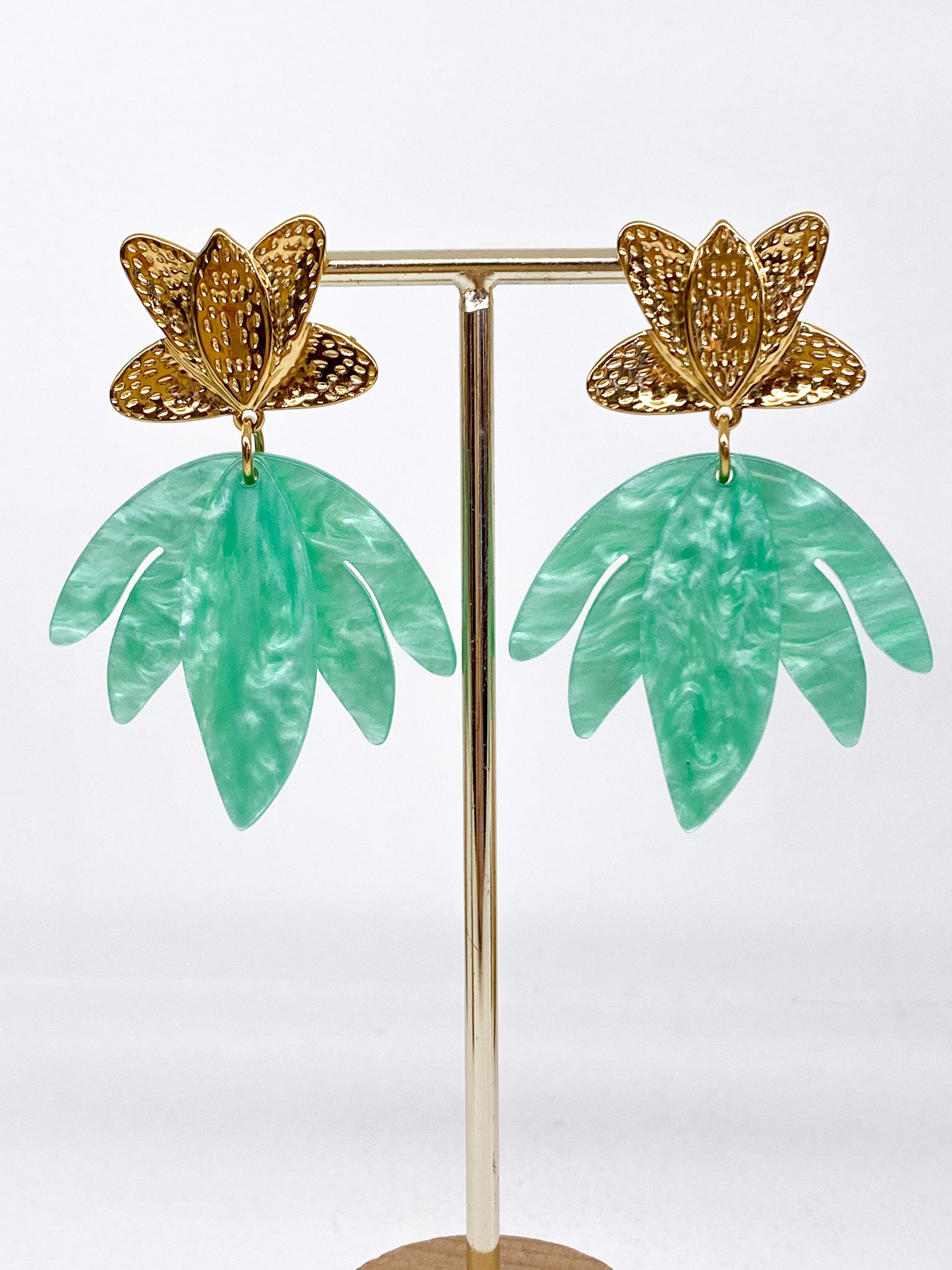 Boucles d’oreilles dorées martelées et pétales acétate