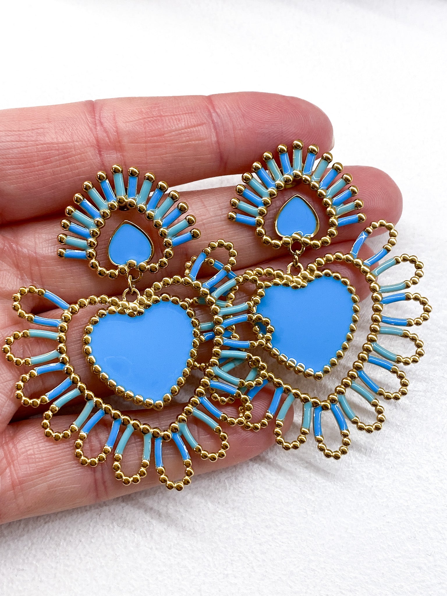 Boucles d’oreilles dorées cœur ajouré émaillé