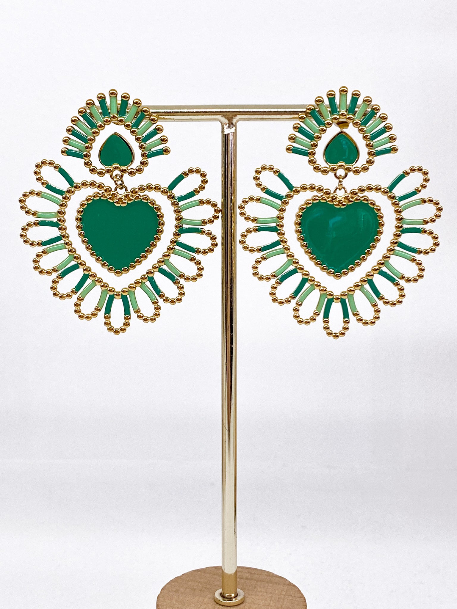 Boucles d’oreilles dorées cœur ajouré émaillé