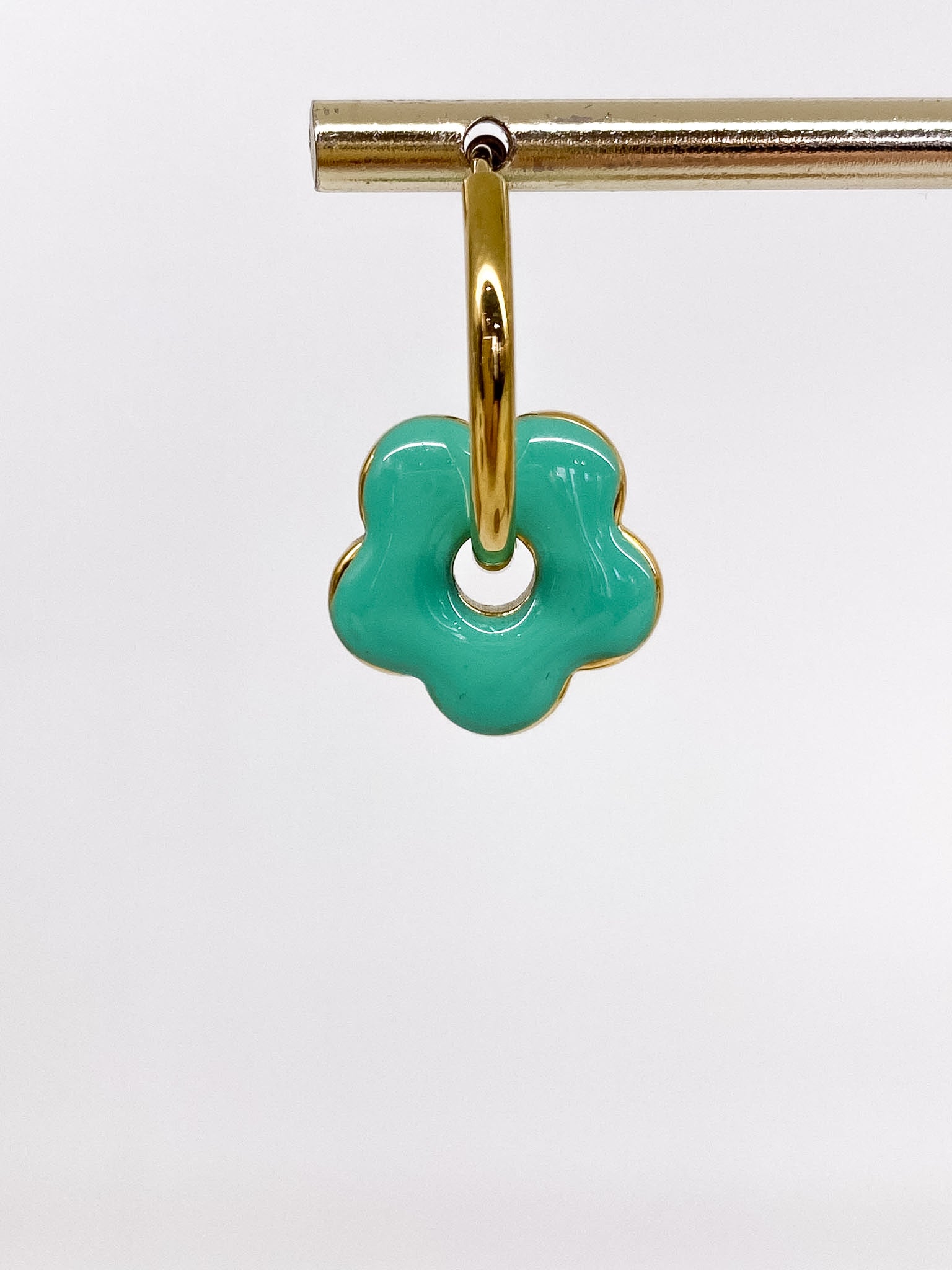 Créoles dorées avec pendentif fleur émaillée