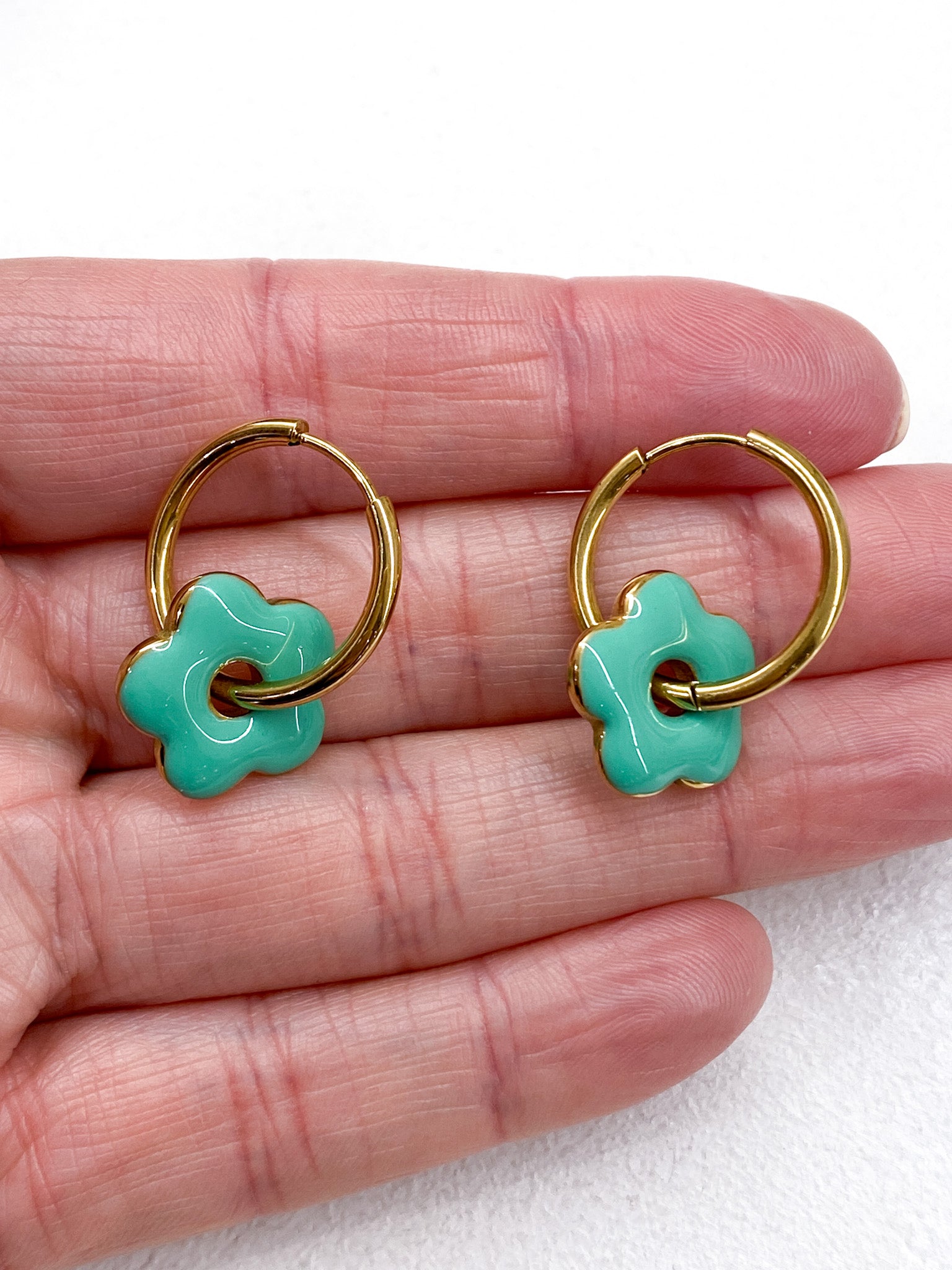 Créoles dorées avec pendentif fleur émaillée