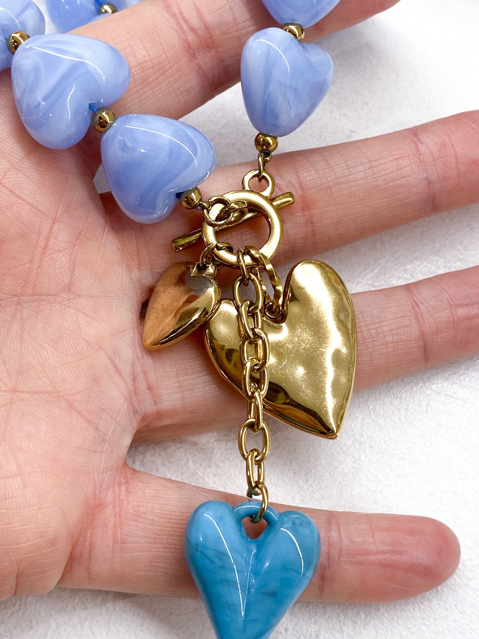 Collier femme à perles cœur en acétate coloré