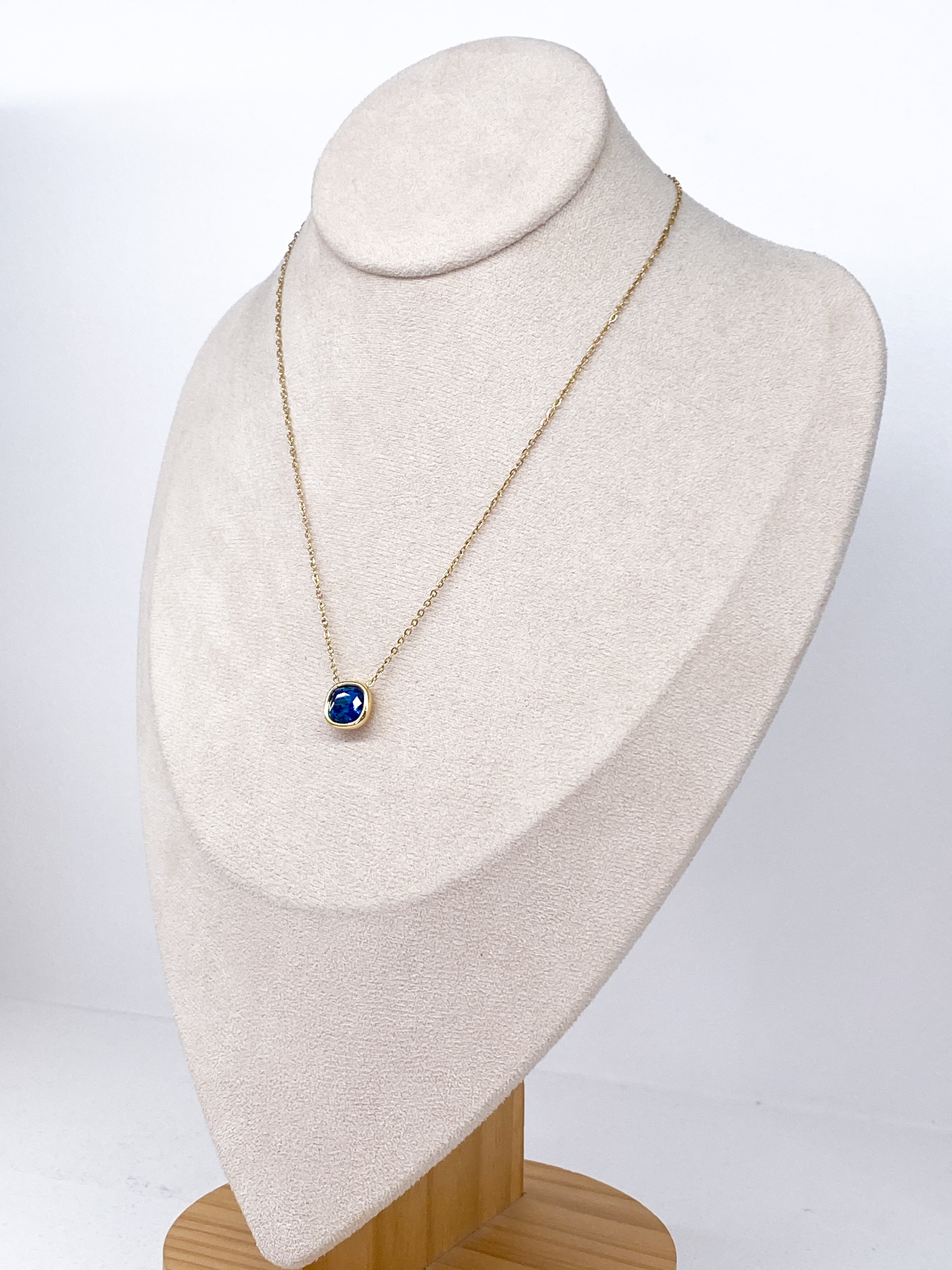 Collier femme chaîne fine dorée avec pendentif carré