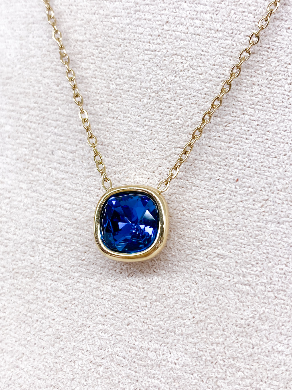 Collier femme chaîne fine dorée avec pendentif carré