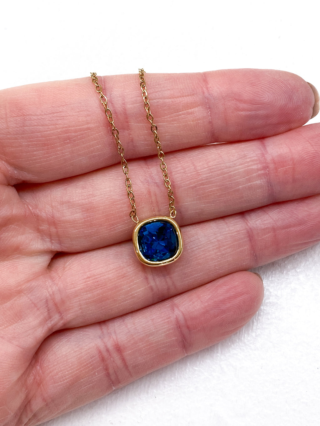 Collier femme chaîne fine dorée avec pendentif carré