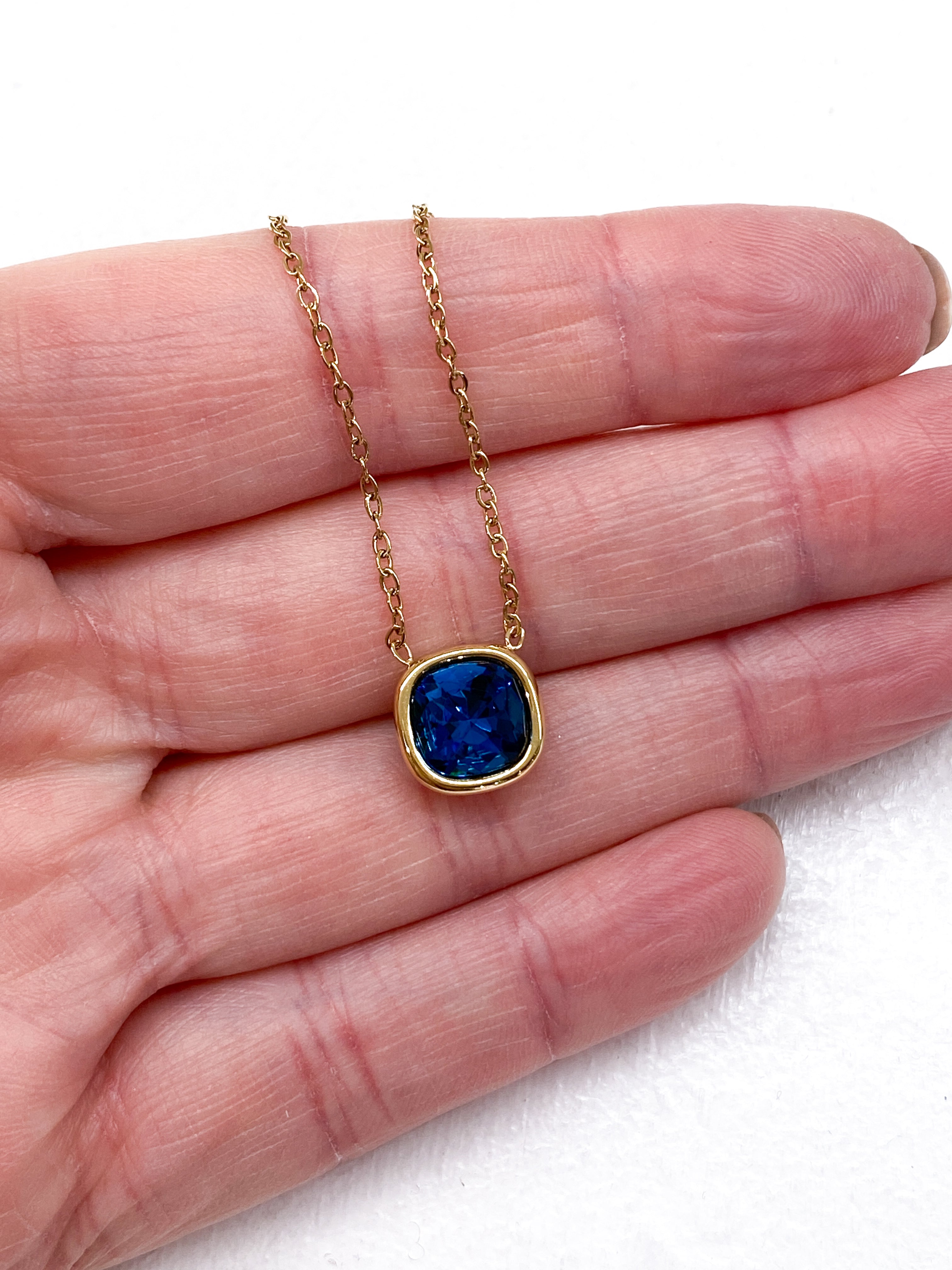 Collier femme chaîne fine dorée avec pendentif carré