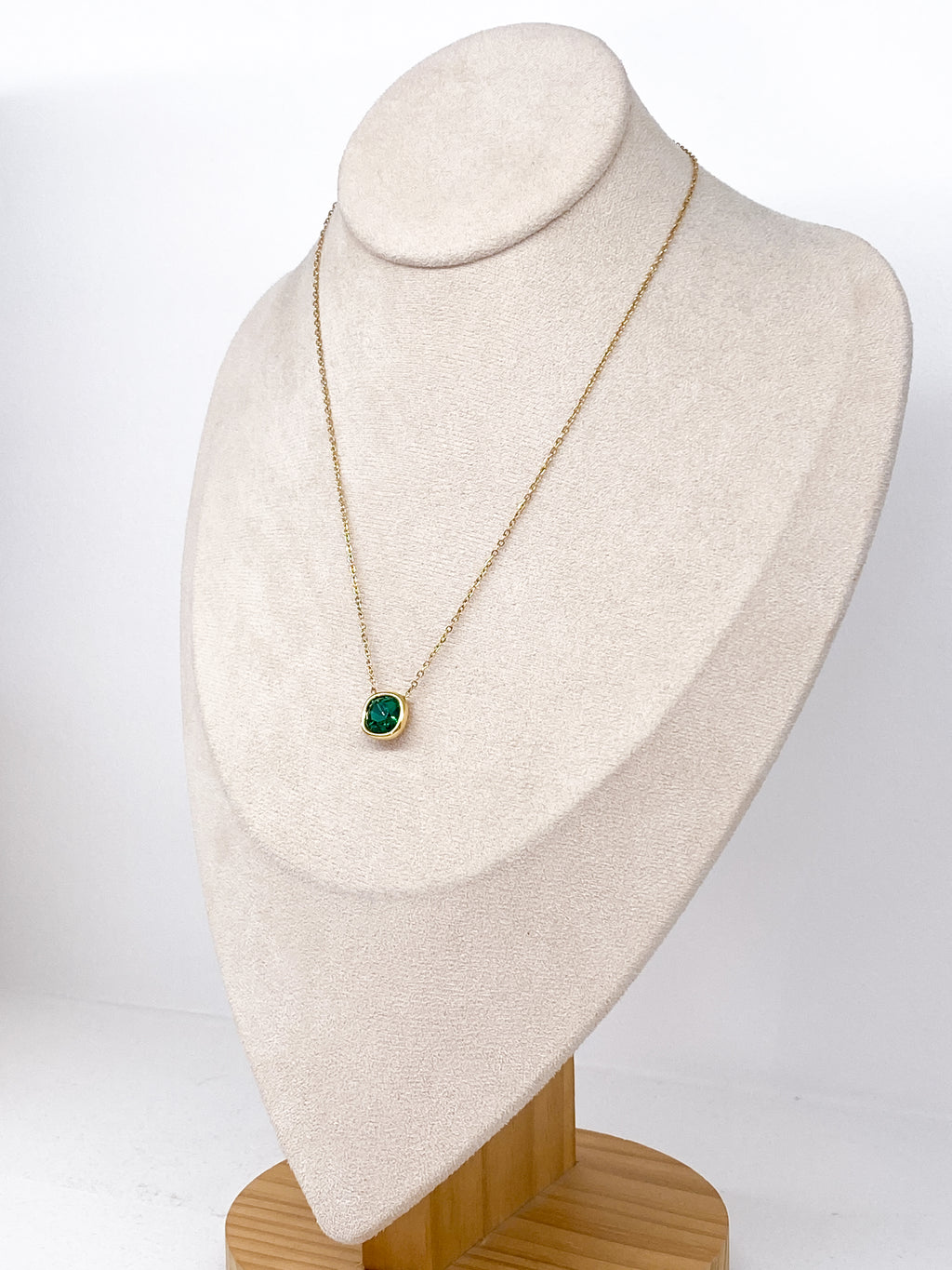 Collier femme chaîne fine dorée avec pendentif carré