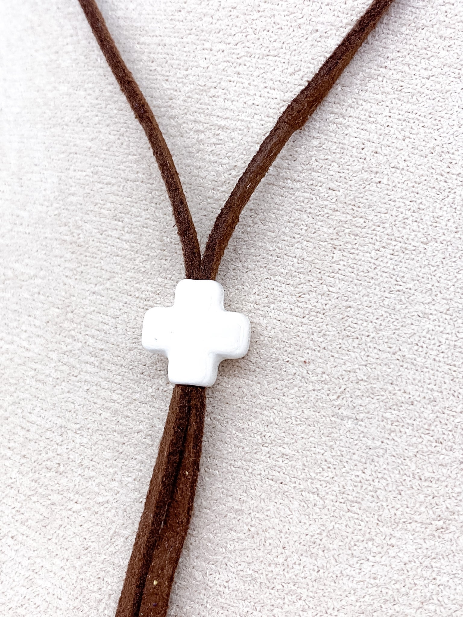 Collier cordon coulissant en suédine avec perle céramique